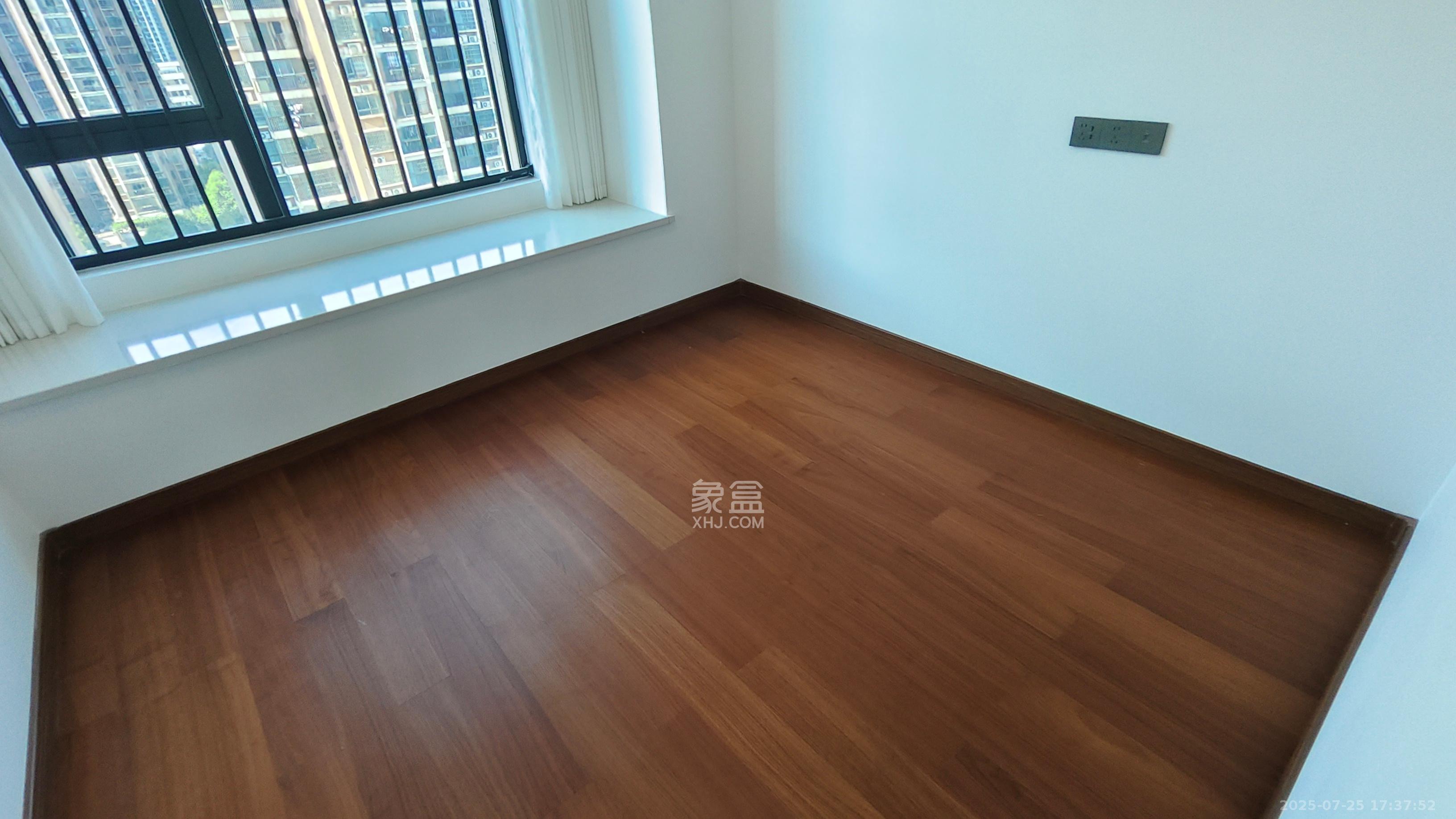 招商麓山府  4室2厅1卫   4300.00元/月室内图