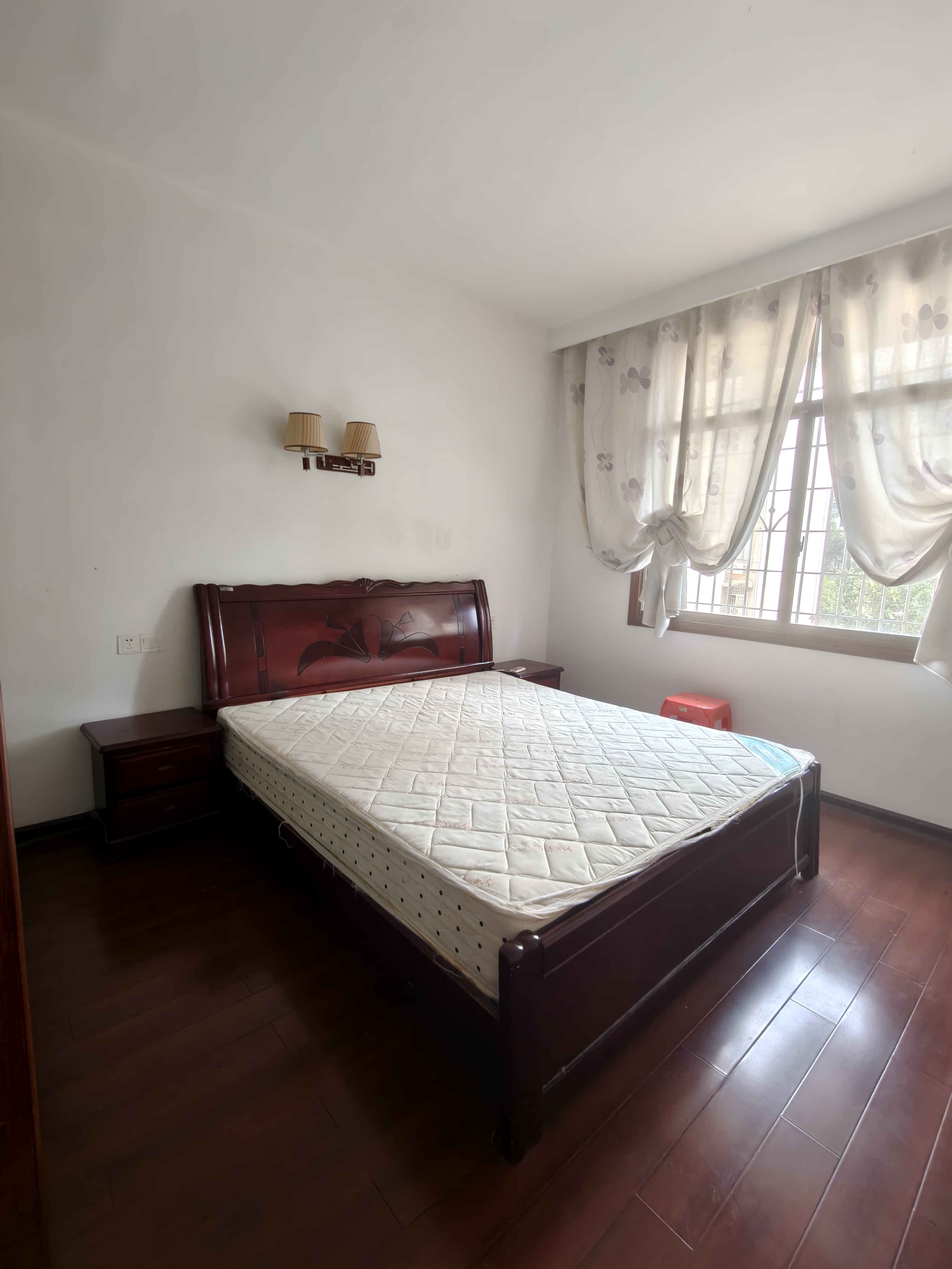 八一橡胶厂(长青中街) 1室0厅0卫 1300.0元/月 八一橡胶厂(长青中街) 1室0厅0卫 1300.0元/月室内图