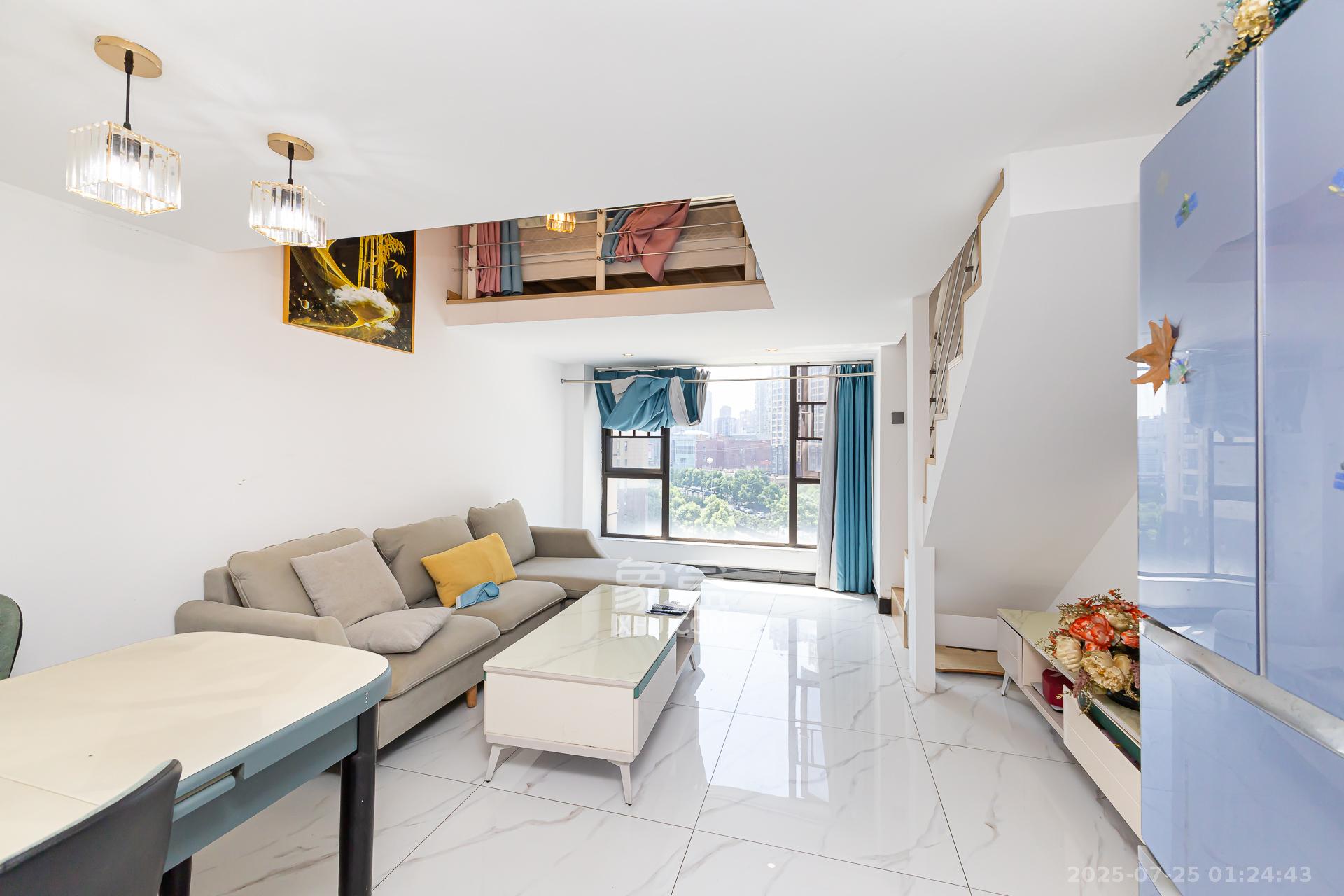 润和滨江府 2室2厅1卫 32.0万 润和滨江府 2室2厅1卫 32.0万客厅