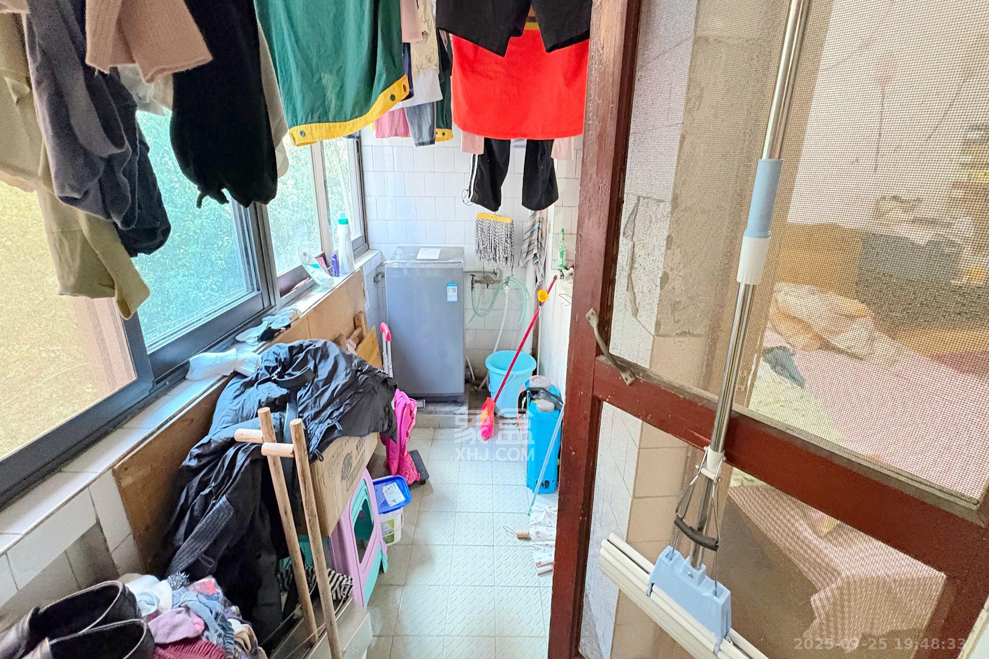 燕山街社区  3室2厅1卫   65.00万阳台