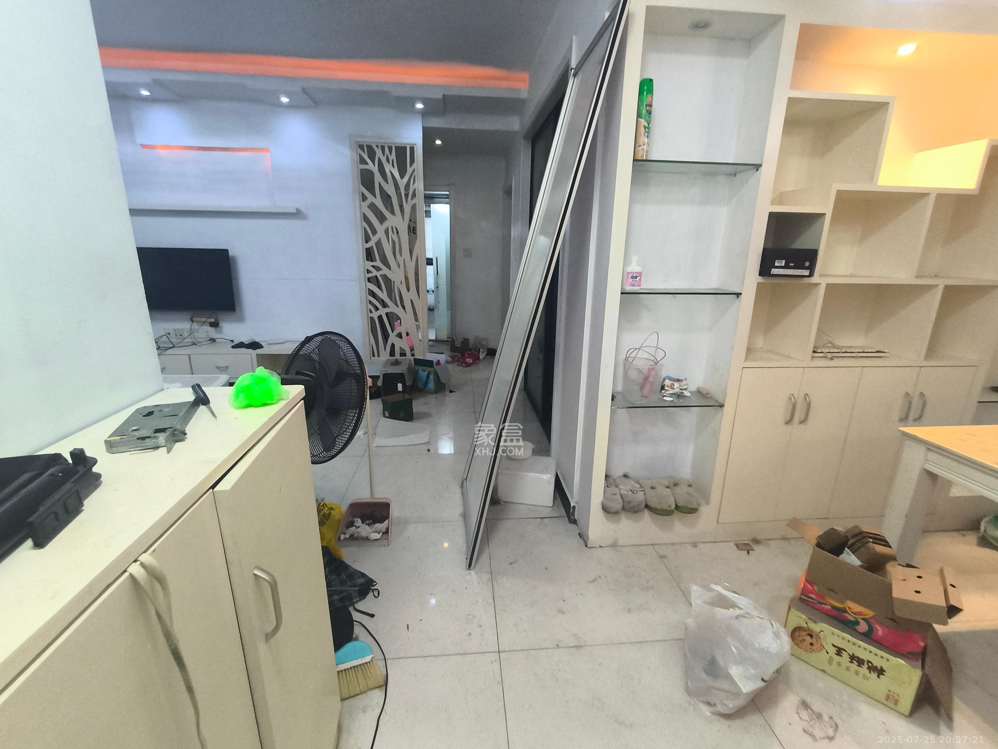 保利麓谷林语A区  3室2厅1卫    2000.0元/月室内图