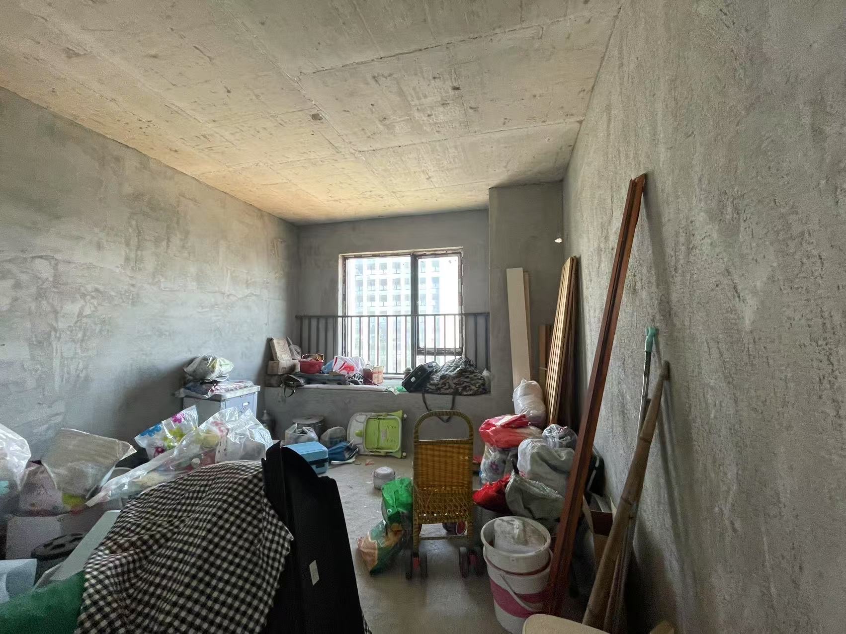 新合作外滩首府  4室2厅2卫    55.0万客厅