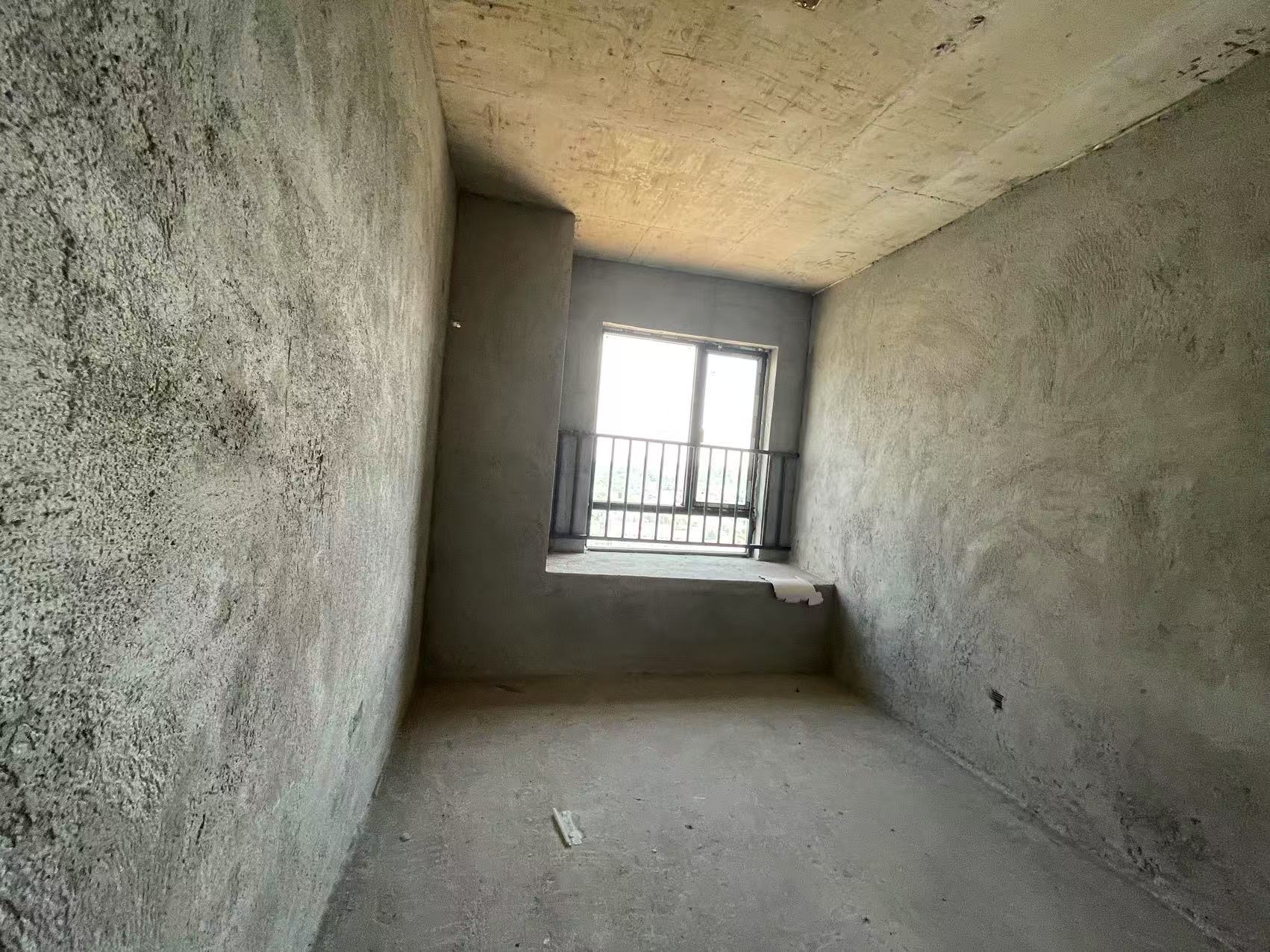 新合作外滩首府  4室2厅2卫    55.0万客厅