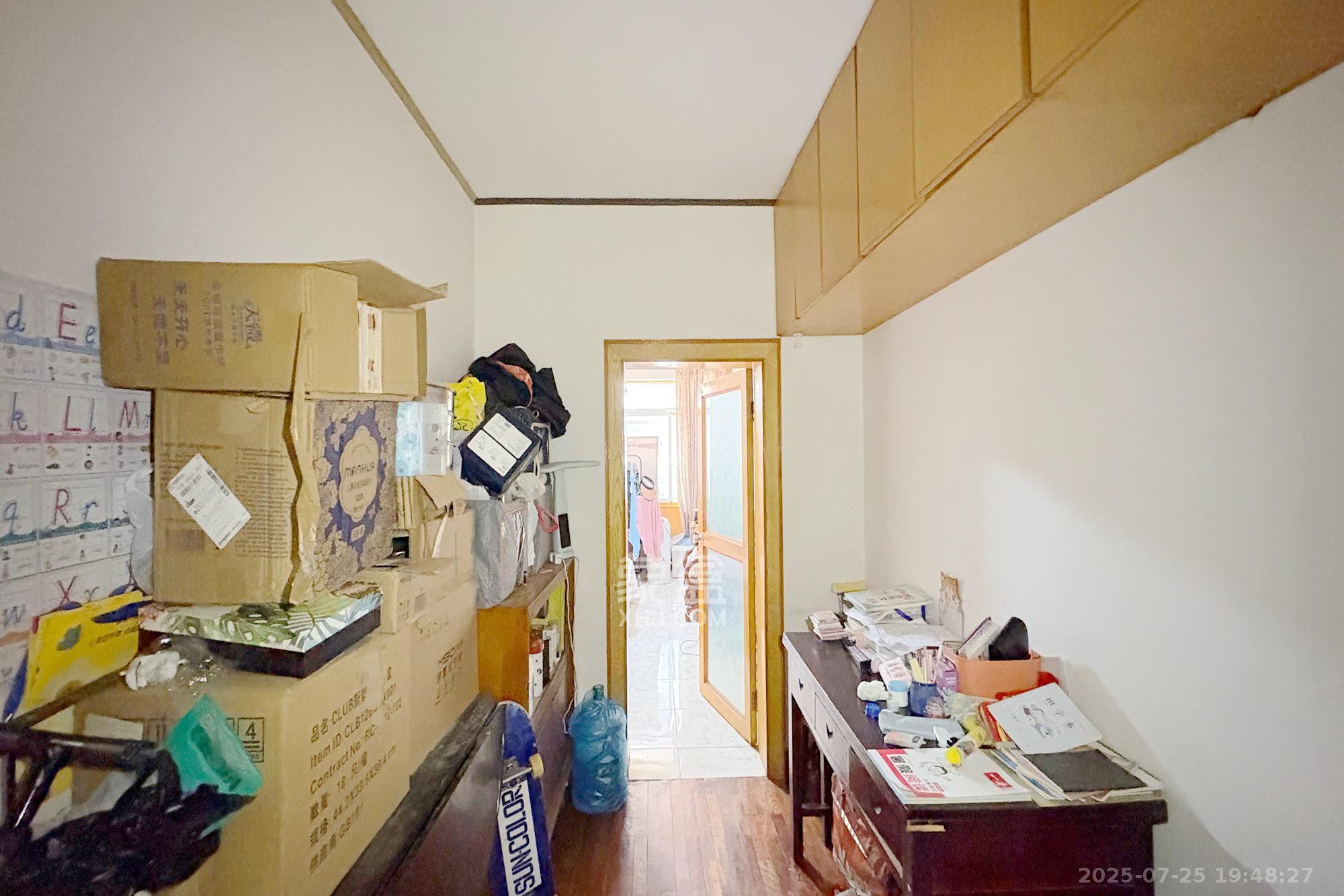 燕山街社区  3室2厅1卫   65.00万卧室