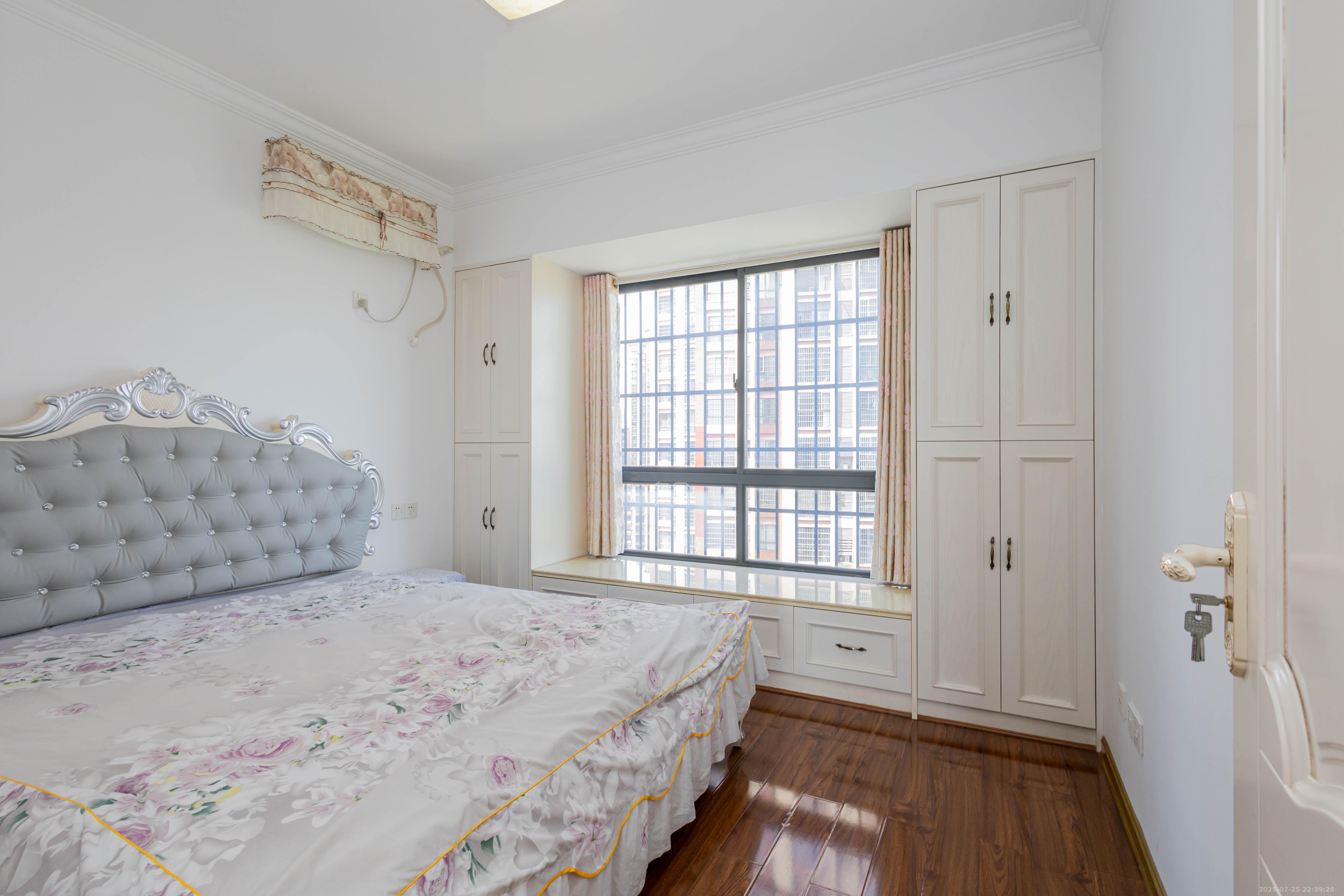 海德公园  4室2厅2卫    91.8万卧室