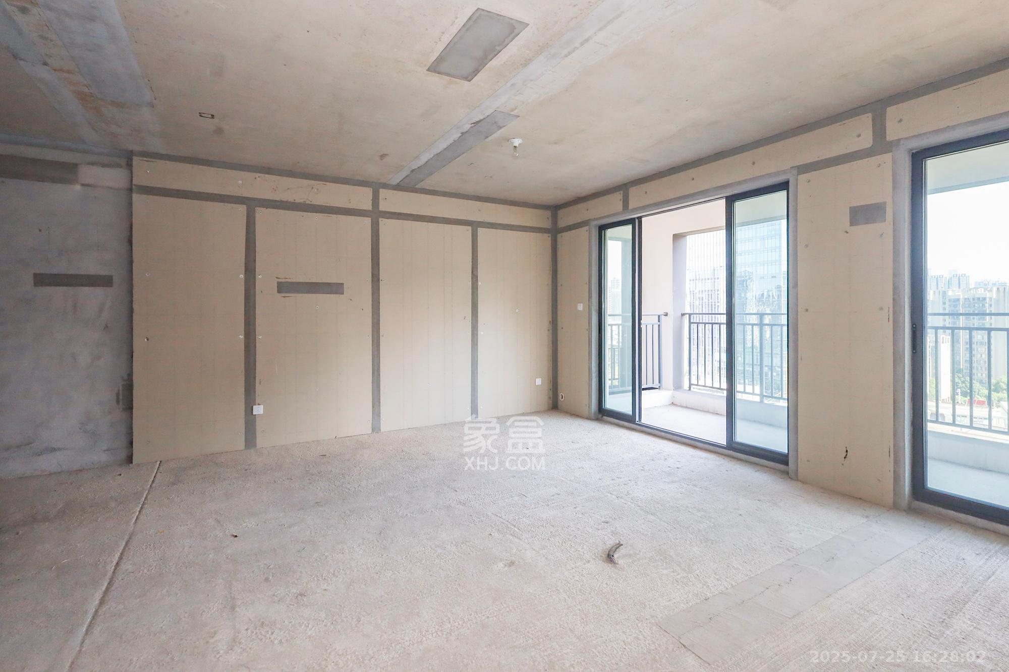 轨道中建麓江府  3室2厅2卫    160.0万客厅