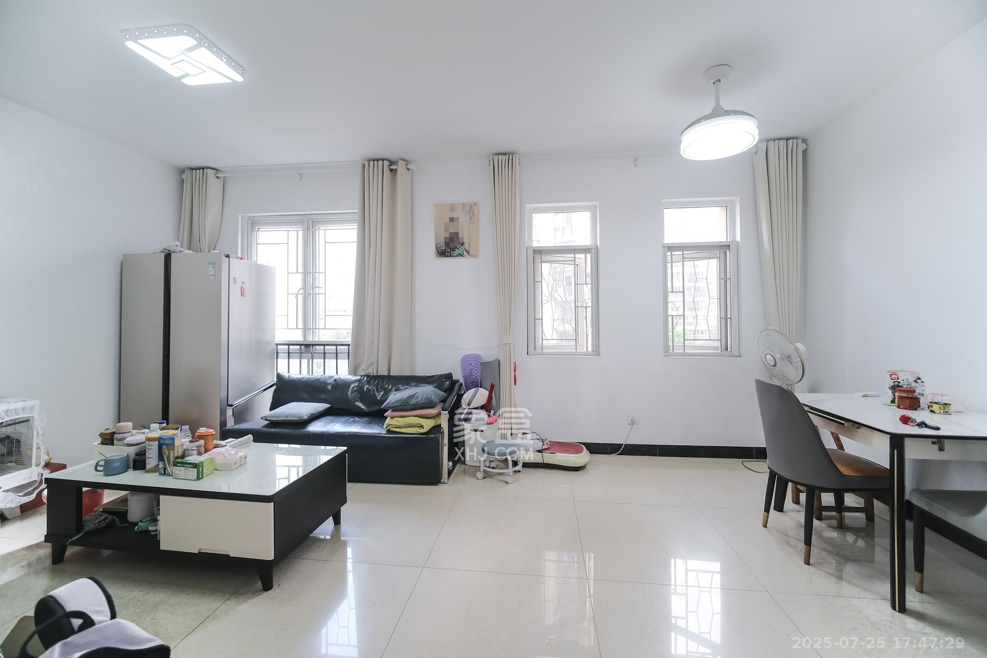 郡原居里 3室2厅1卫 56.8万 郡原居里 3室2厅1卫 56.8万客厅