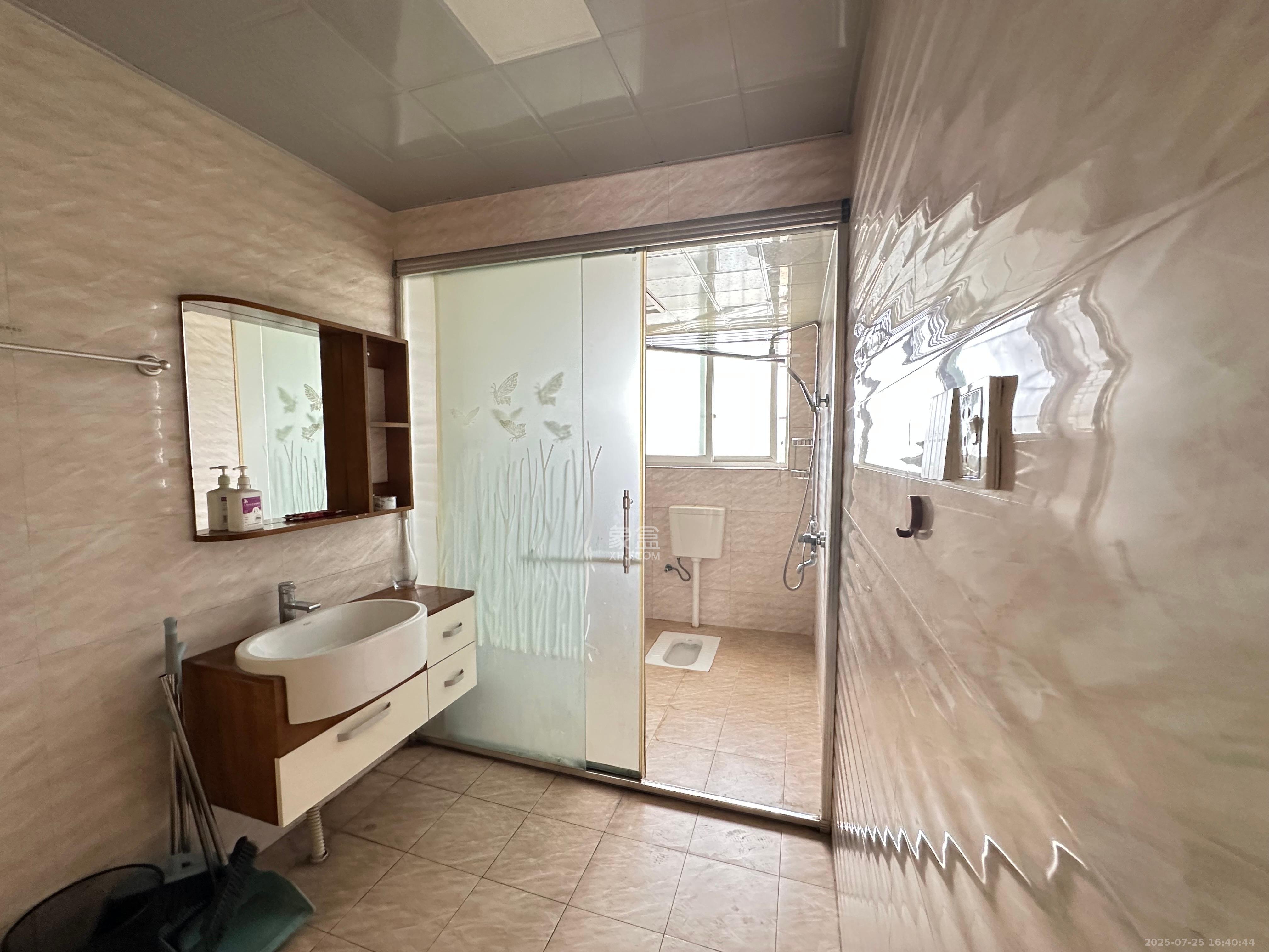 鄱阳小区  3室2厅2卫    1900.0元/月室内图