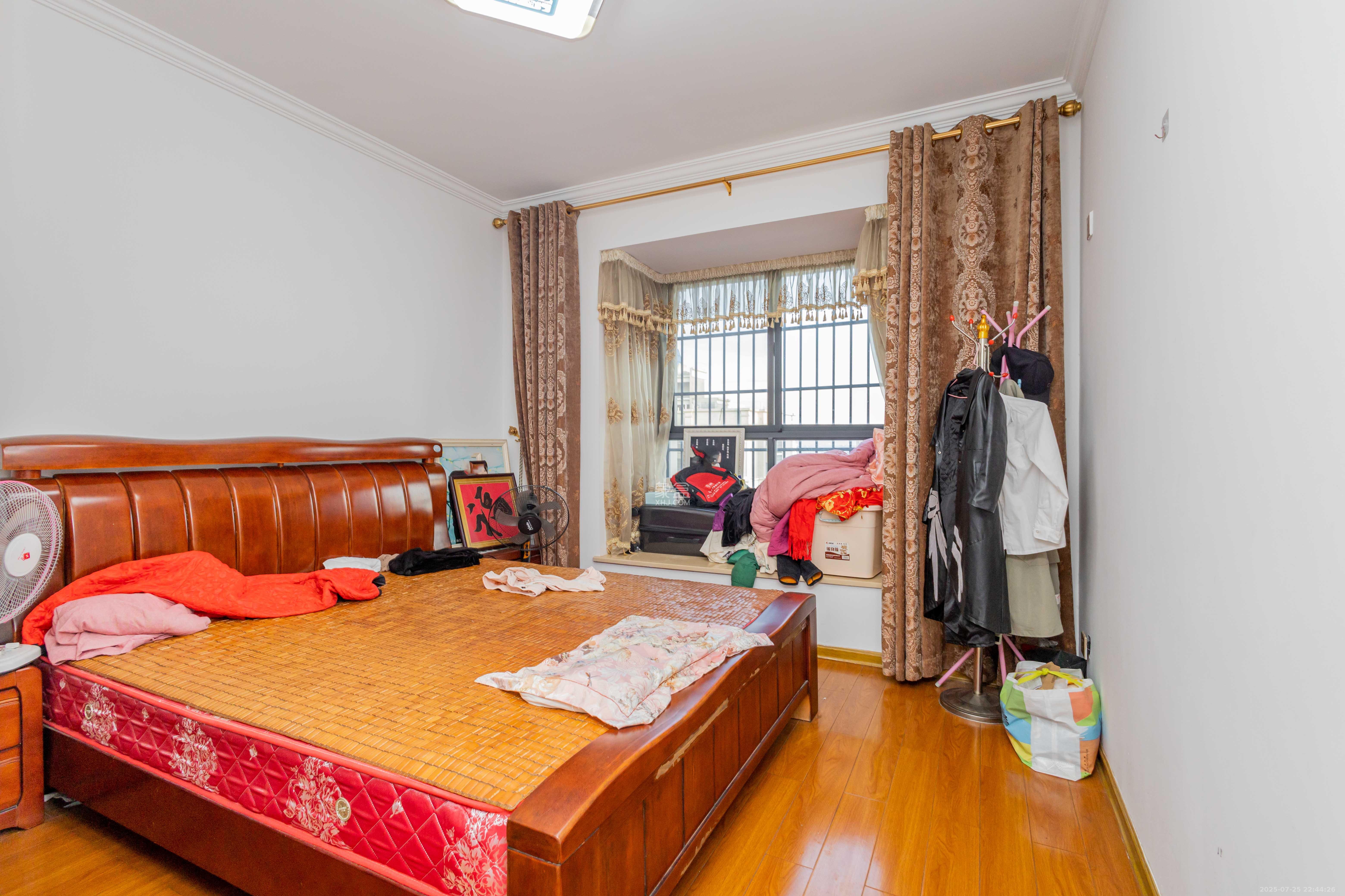 辉宏橄榄城  4室2厅2卫    74.0万 辉宏橄榄城  4室2厅2卫    74.0万卧室