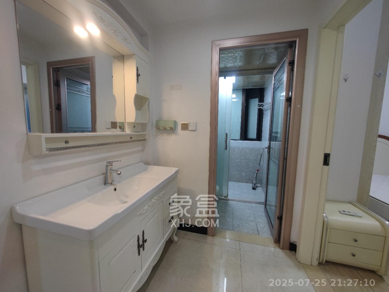 华润凤凰城三期  3室2厅1卫    2300.0元/月室内图