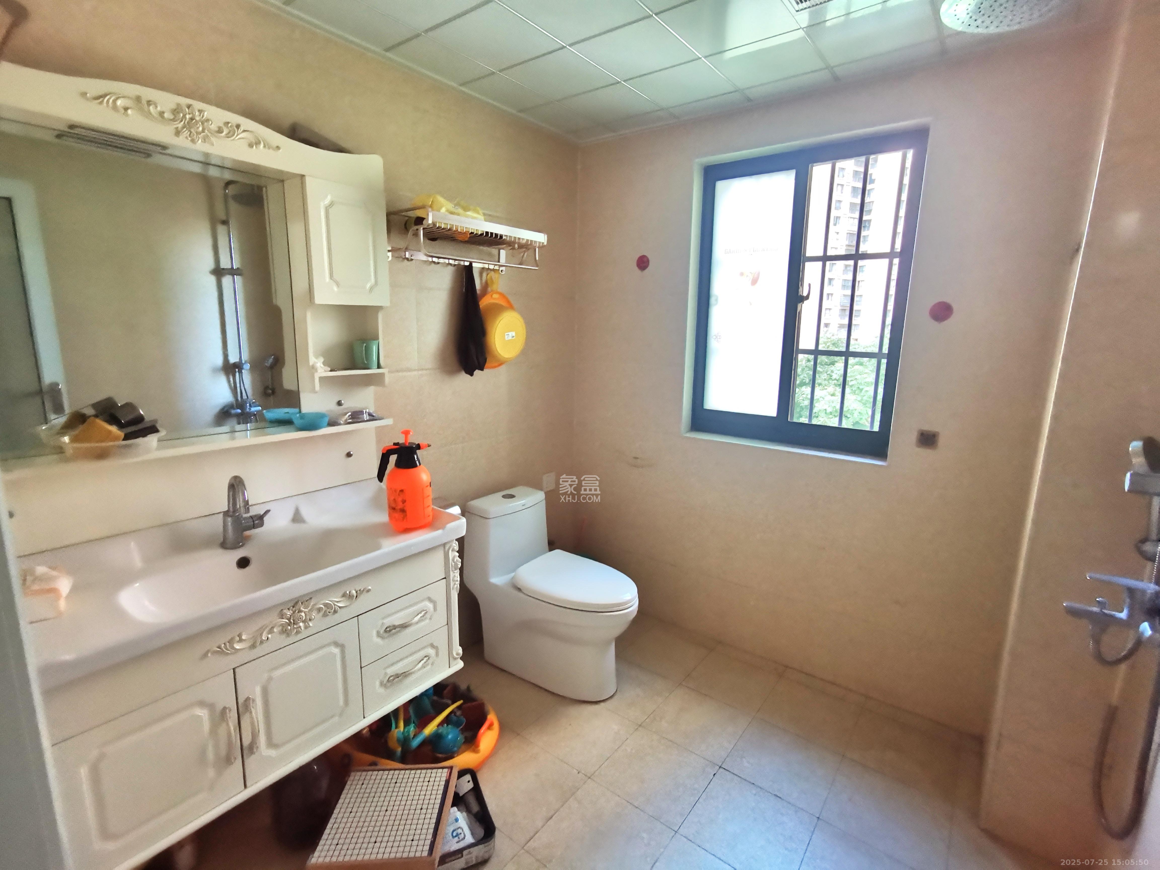 丰源国际  3室2厅2卫    1900.0元/月室内图