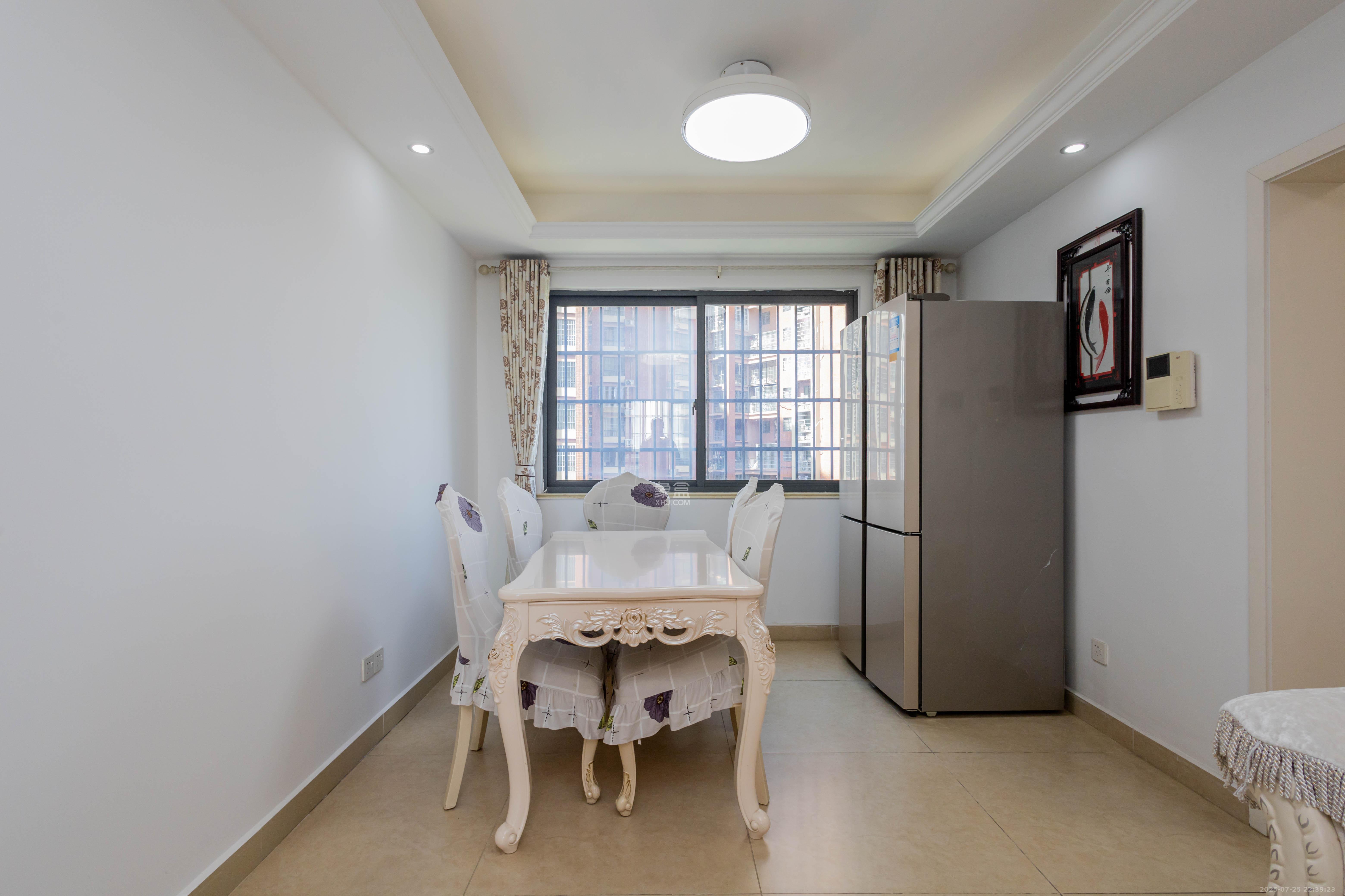 海德公园  4室2厅2卫    91.8万客厅