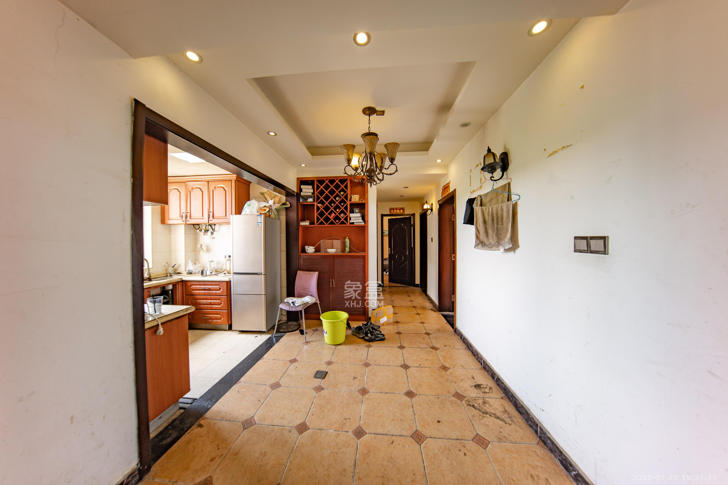 中建麓山和苑  5室2厅2卫    78.0万 中建麓山和苑  5室2厅2卫    78.0万客厅