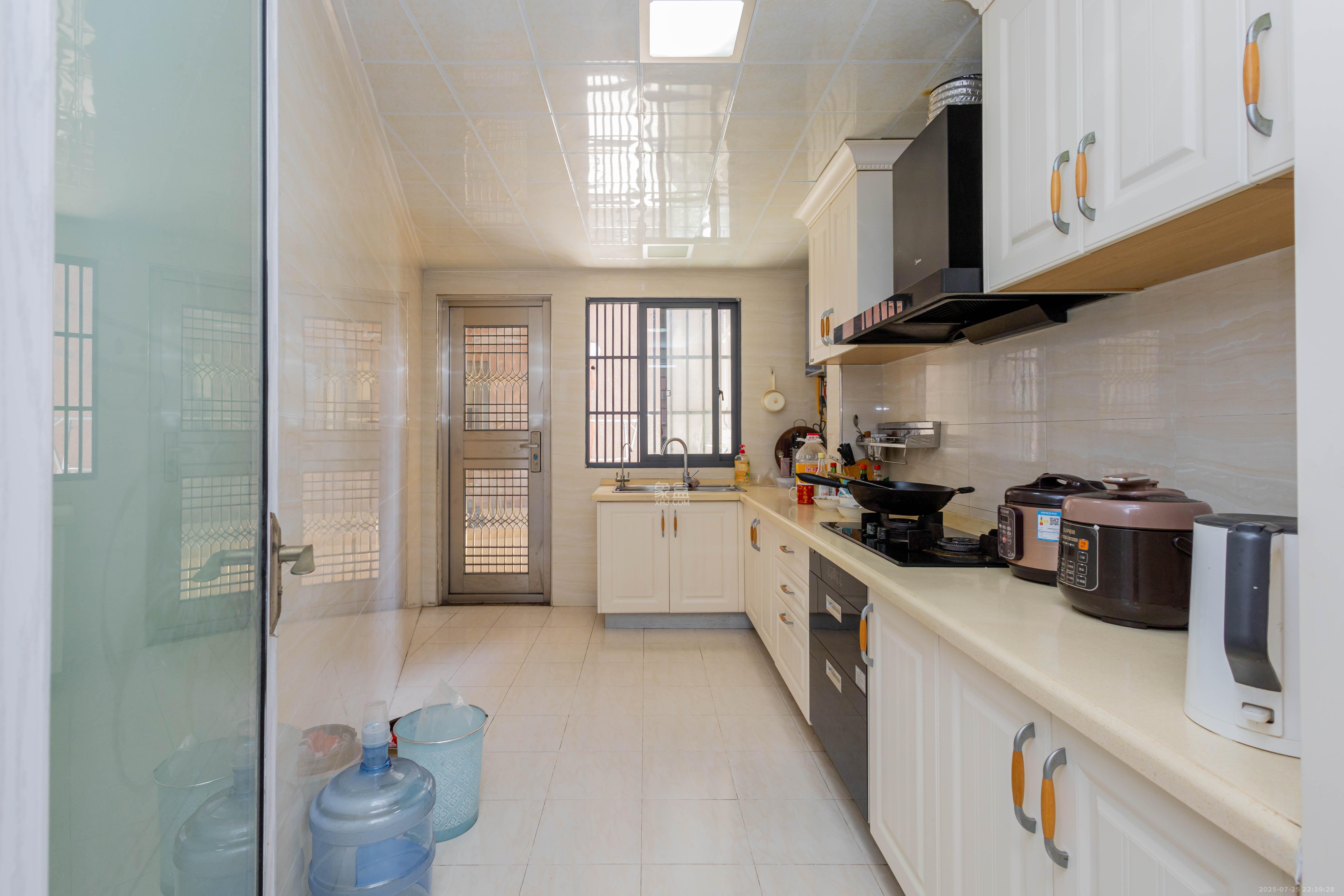 海德公园  4室2厅2卫    91.8万厨房