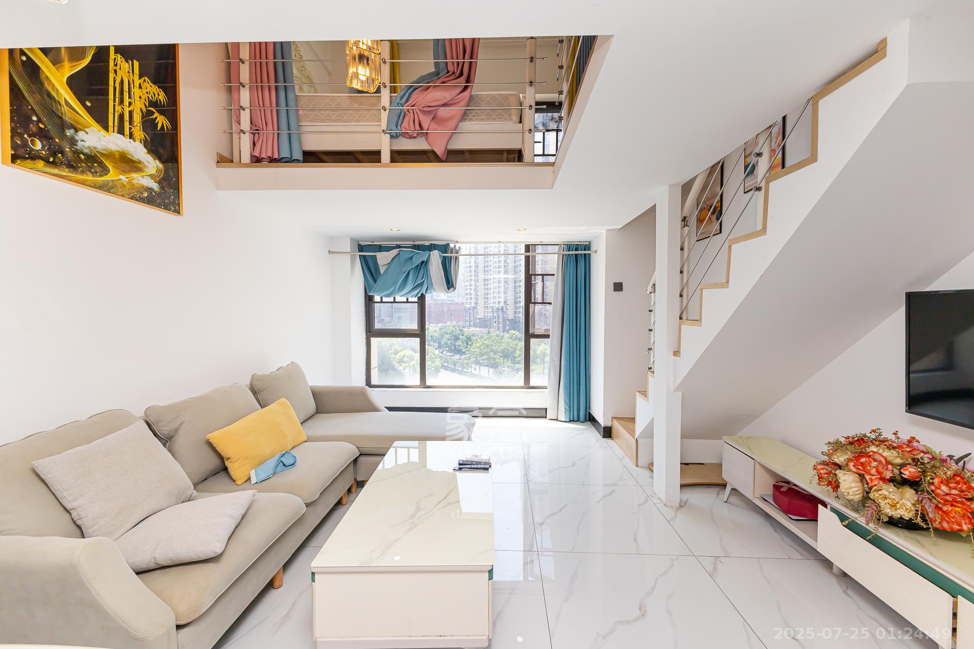 润和滨江府 2室2厅1卫 32.0万 润和滨江府 2室2厅1卫 32.0万客厅