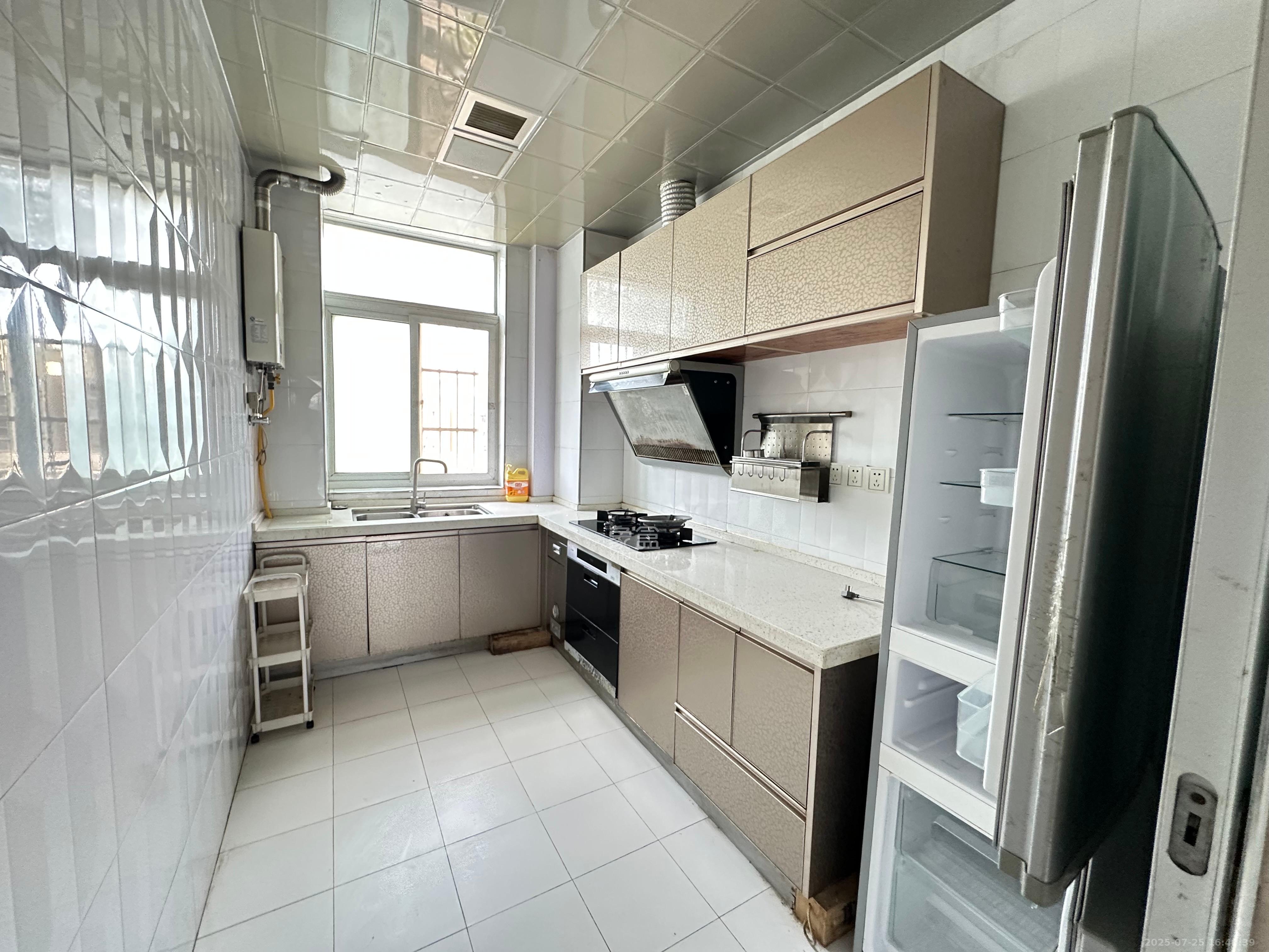 鄱阳小区  3室2厅2卫    1900.0元/月室内图