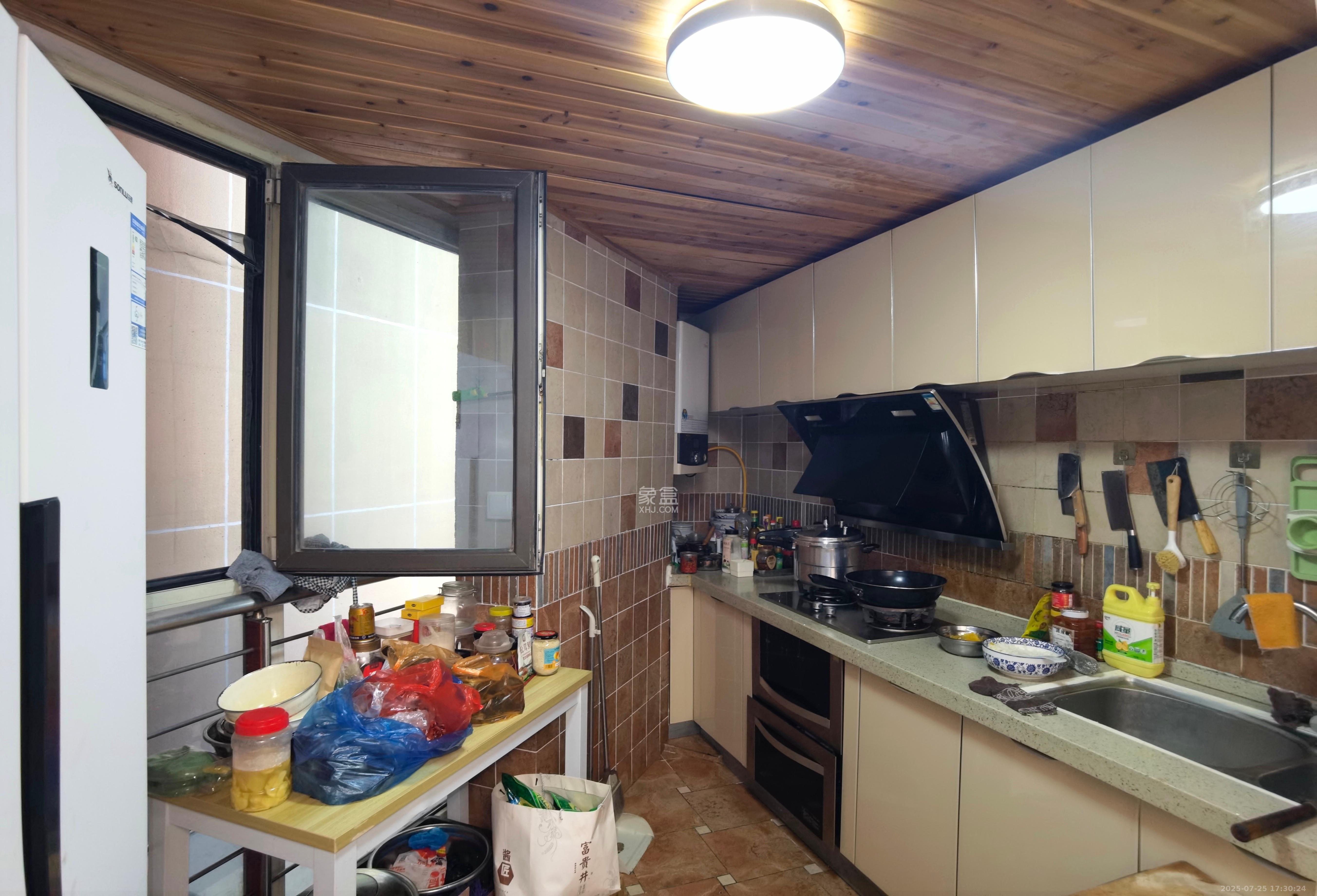 金色屋顶  4室2厅2卫   8000.00元/月室内图