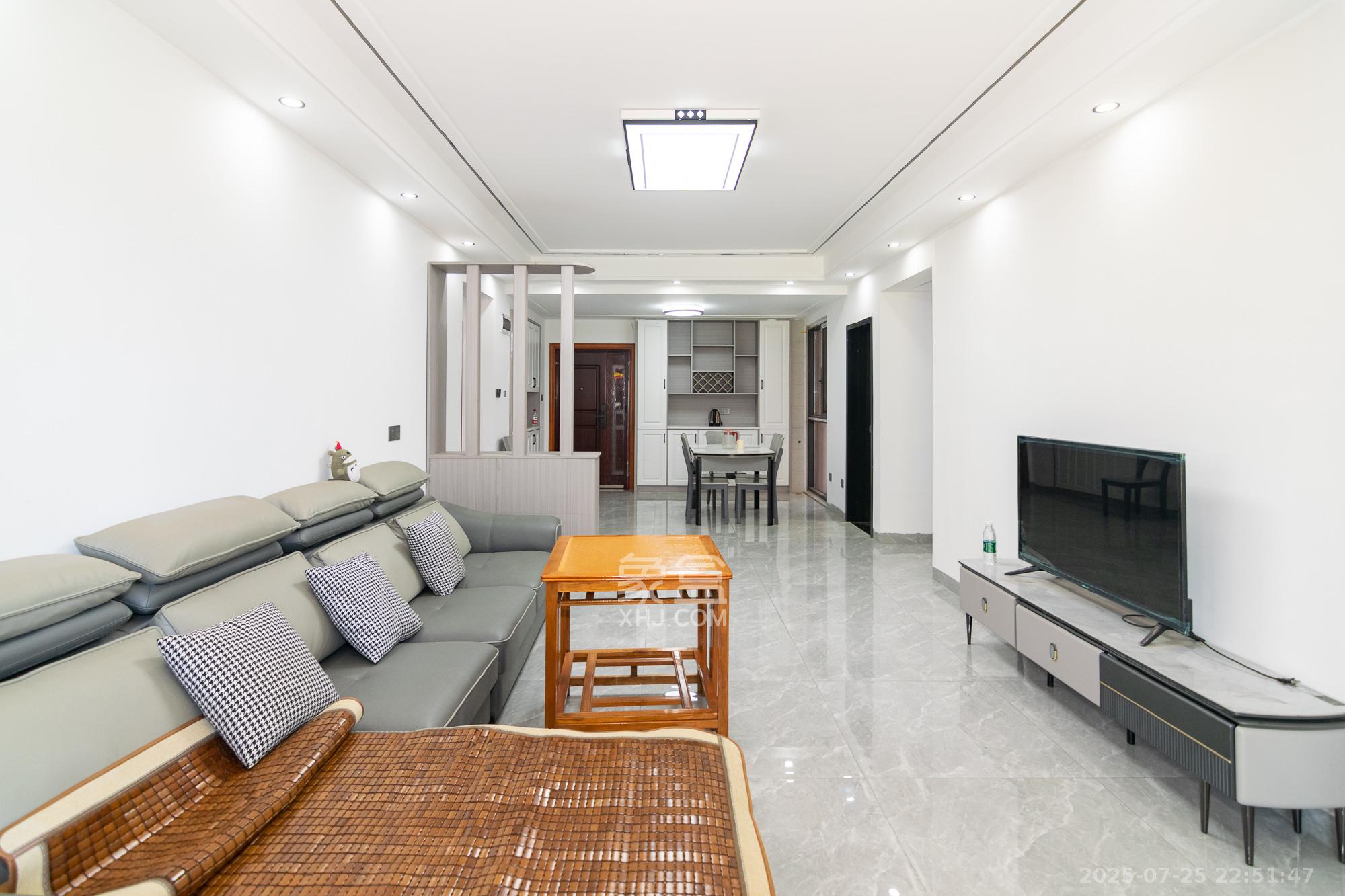 富兴悦府(富兴学府名邸) 3室2厅2卫 70.0万 富兴悦府(富兴学府名邸) 3室2厅2卫 70.0万客厅