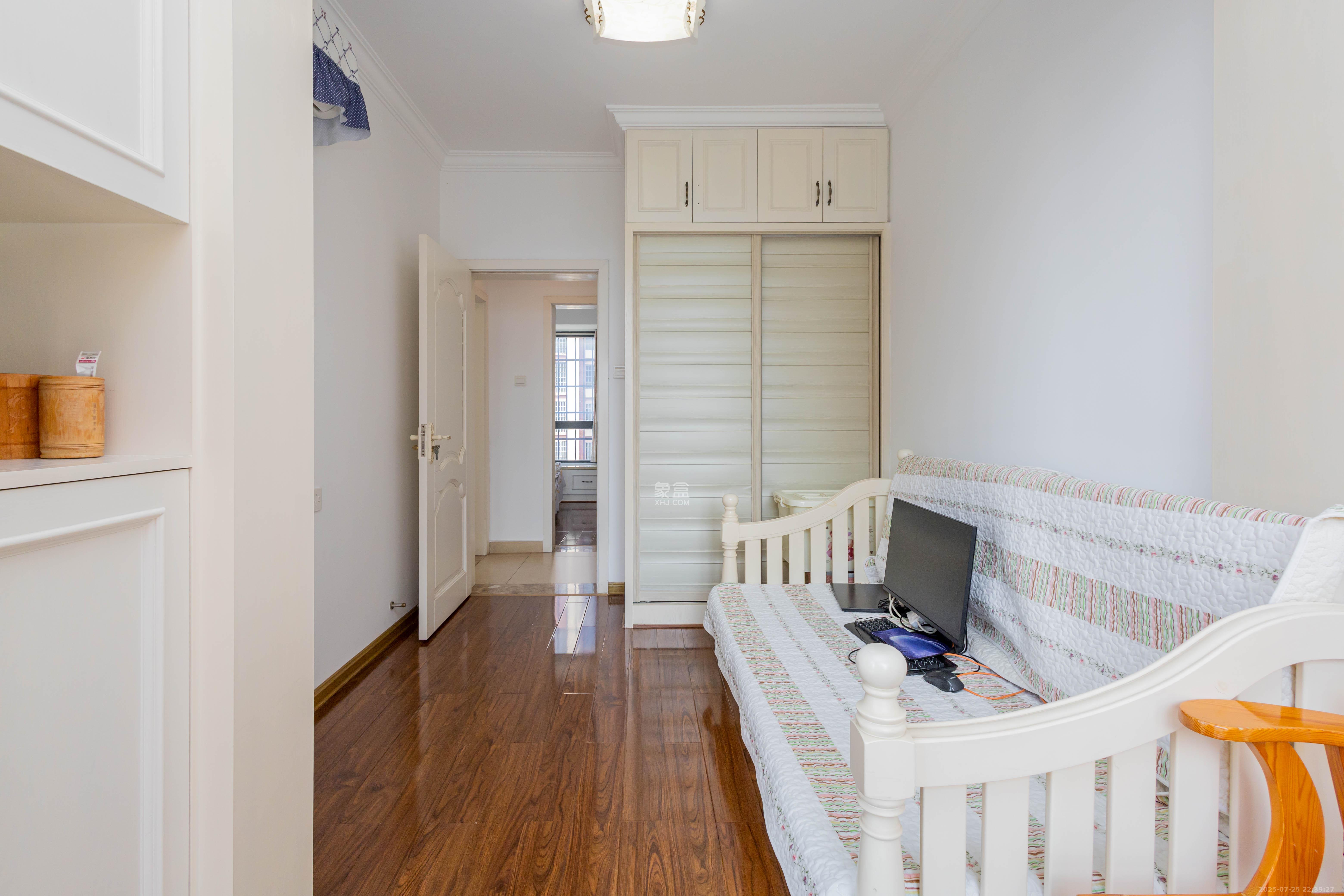 海德公园  4室2厅2卫    91.8万卧室