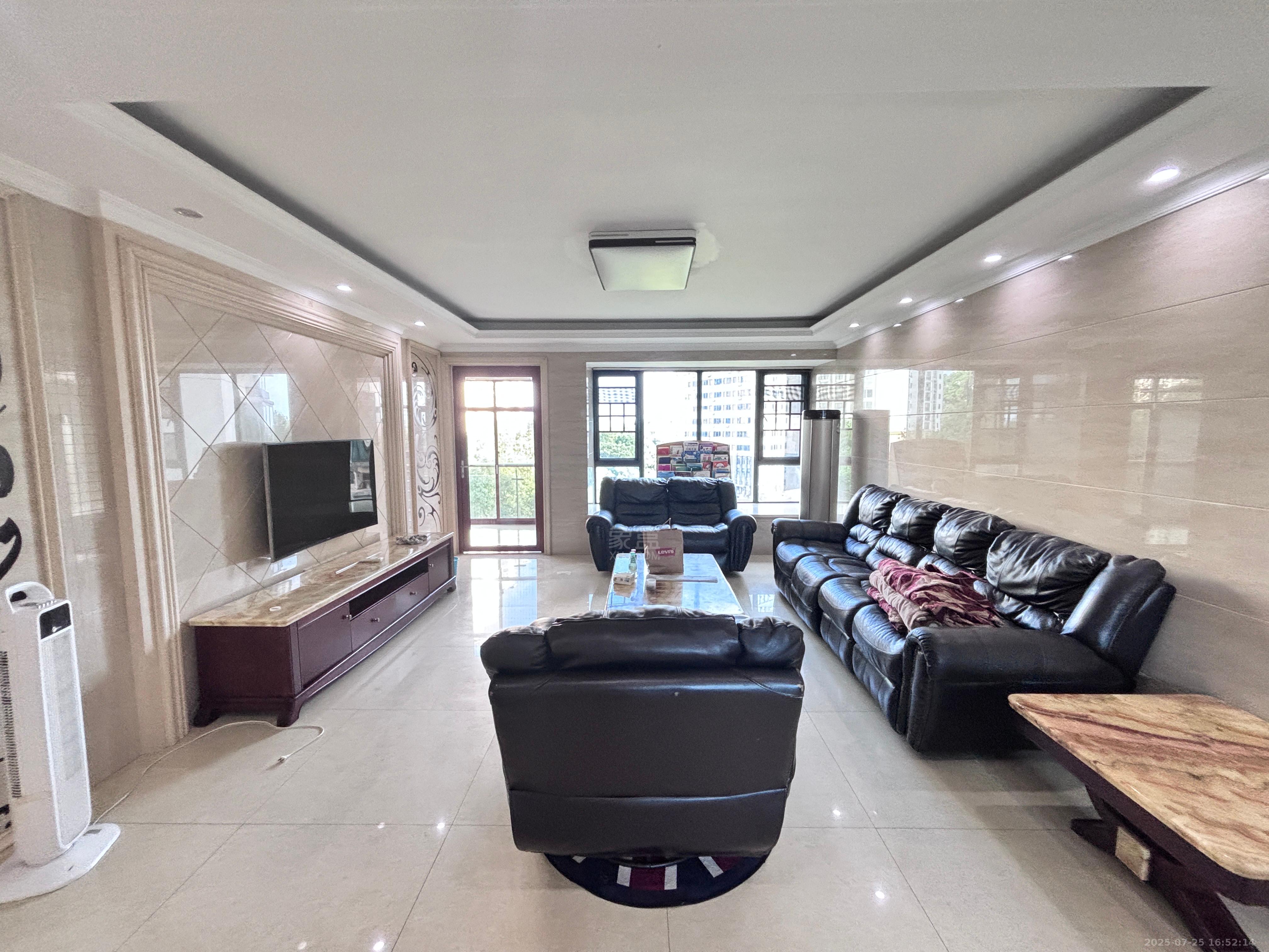 山水国际 3室2厅2卫 2100.0元/月 山水国际 3室2厅2卫 2100.0元/月室内图