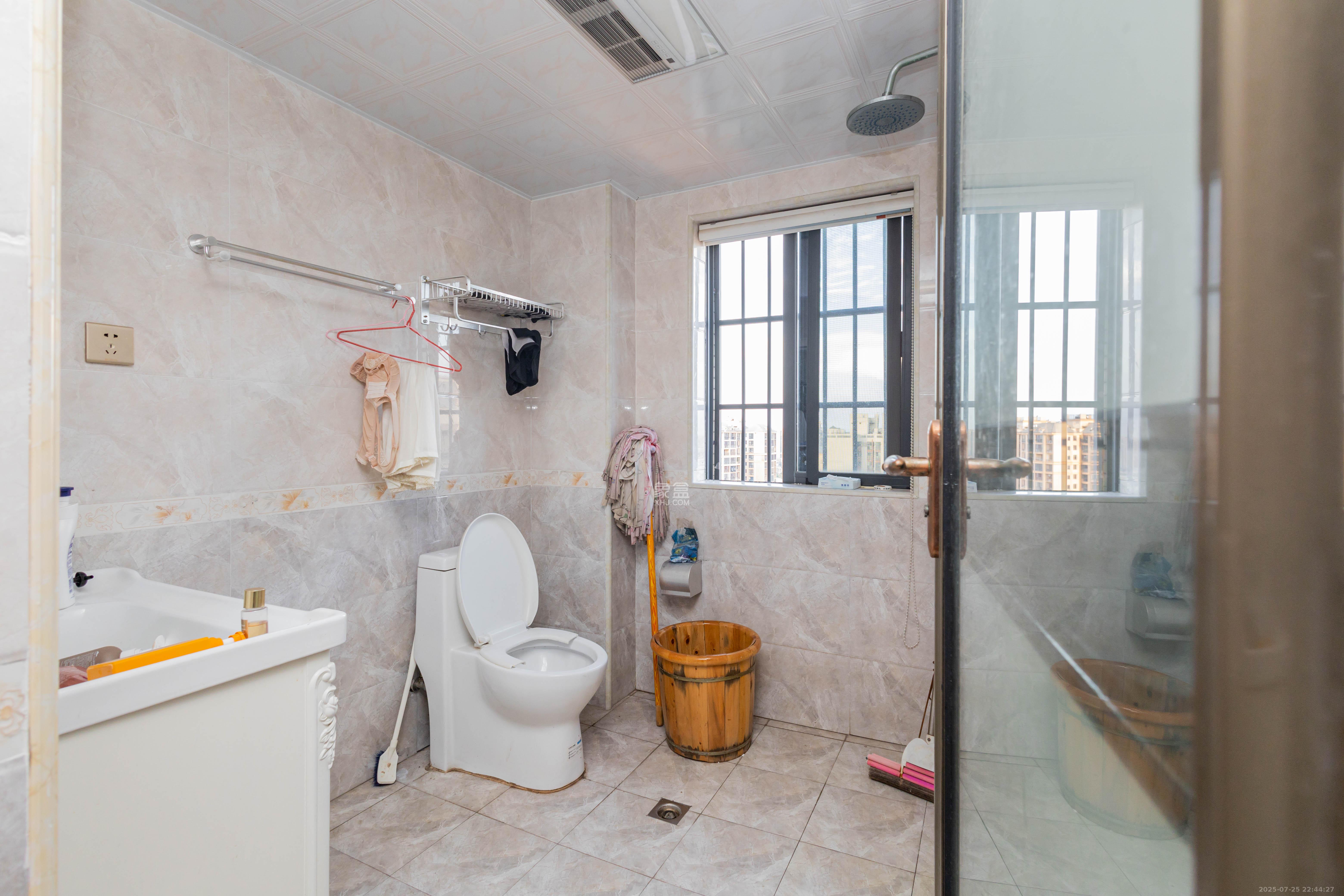 辉宏橄榄城  4室2厅2卫    74.0万卫生间