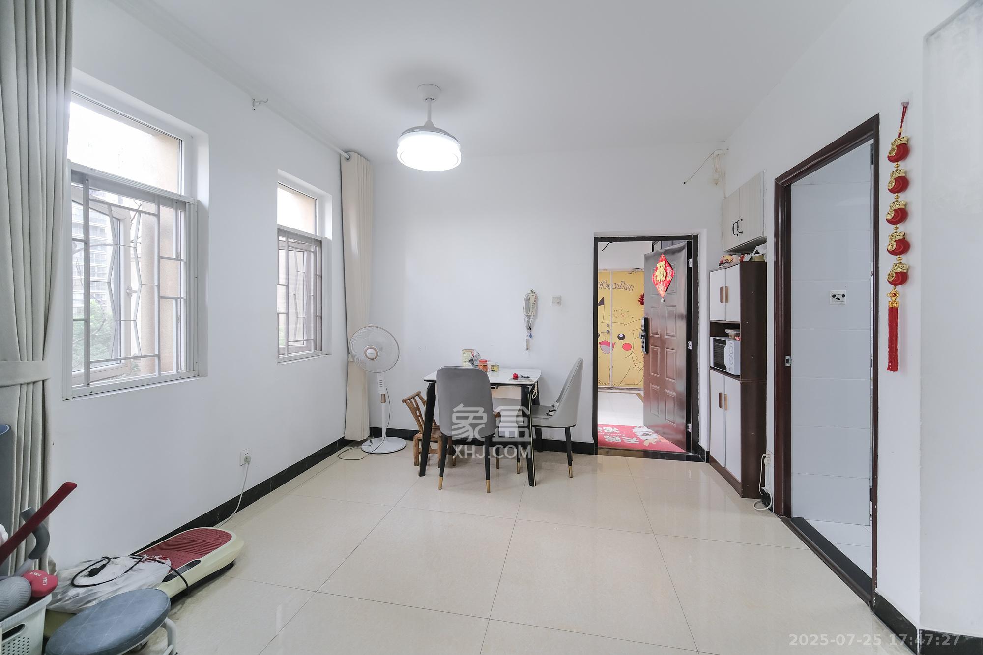 郡原居里 3室2厅1卫 56.8万 郡原居里 3室2厅1卫 56.8万客厅