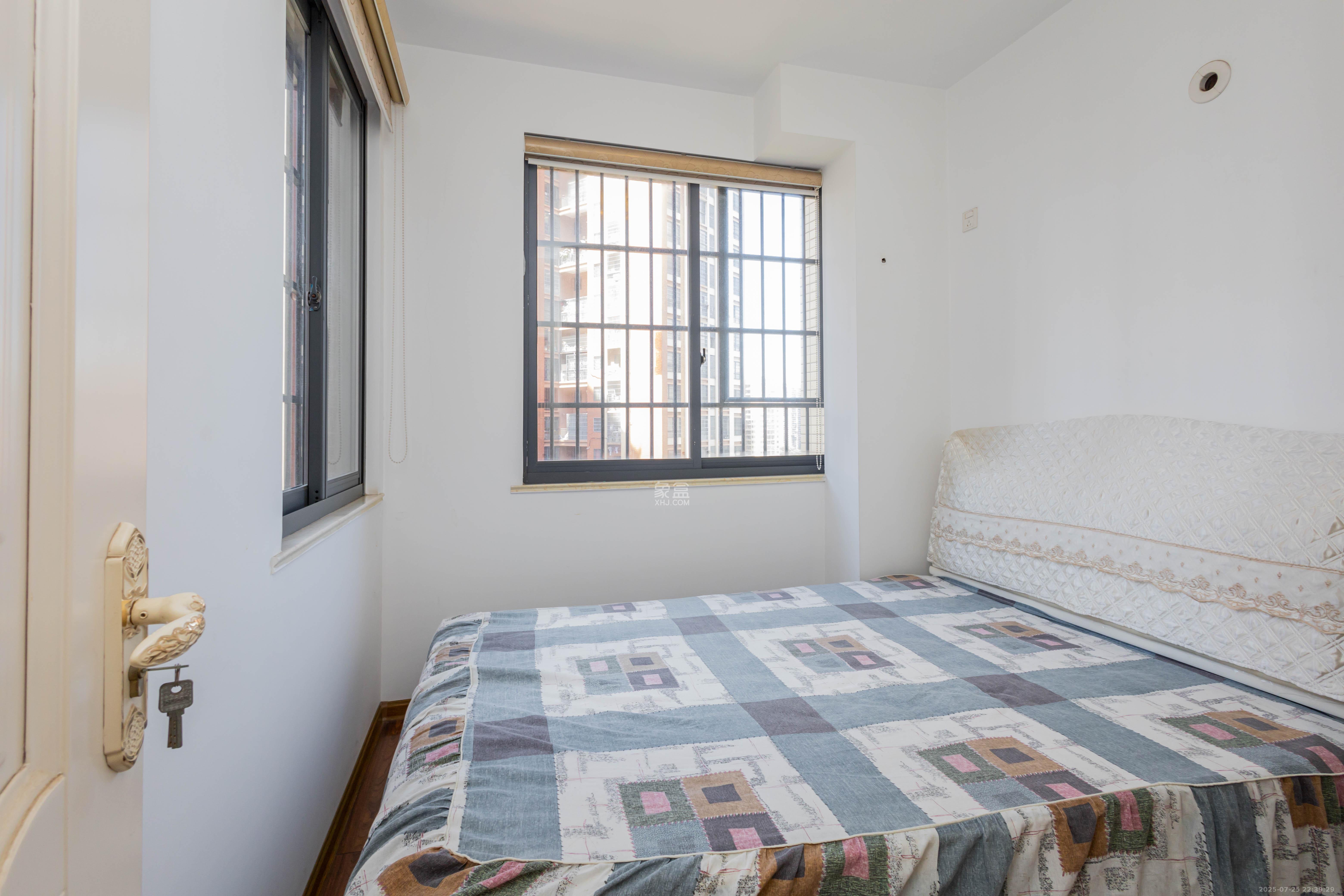 海德公园  4室2厅2卫    91.8万卧室