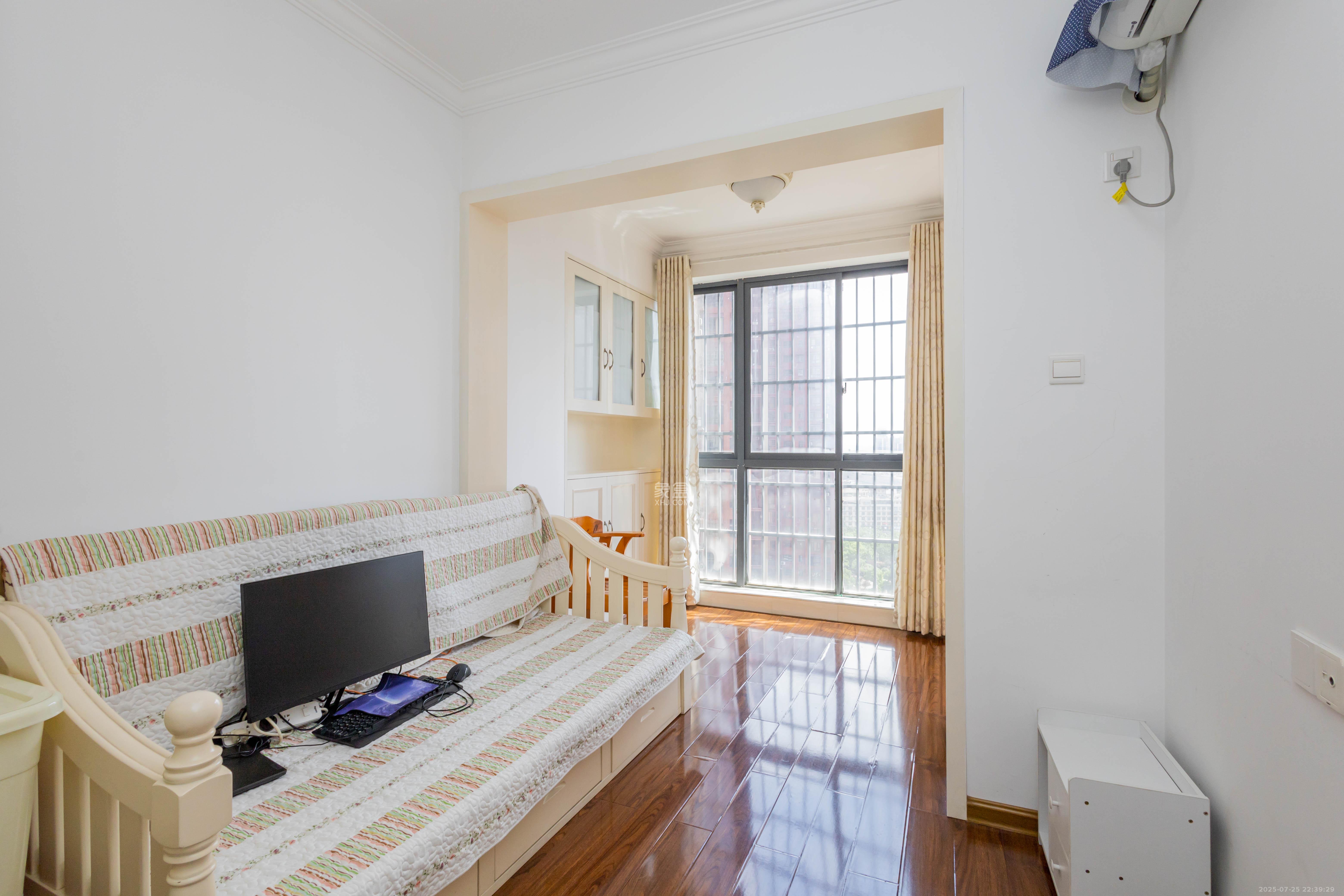 海德公园  4室2厅2卫    91.8万卧室