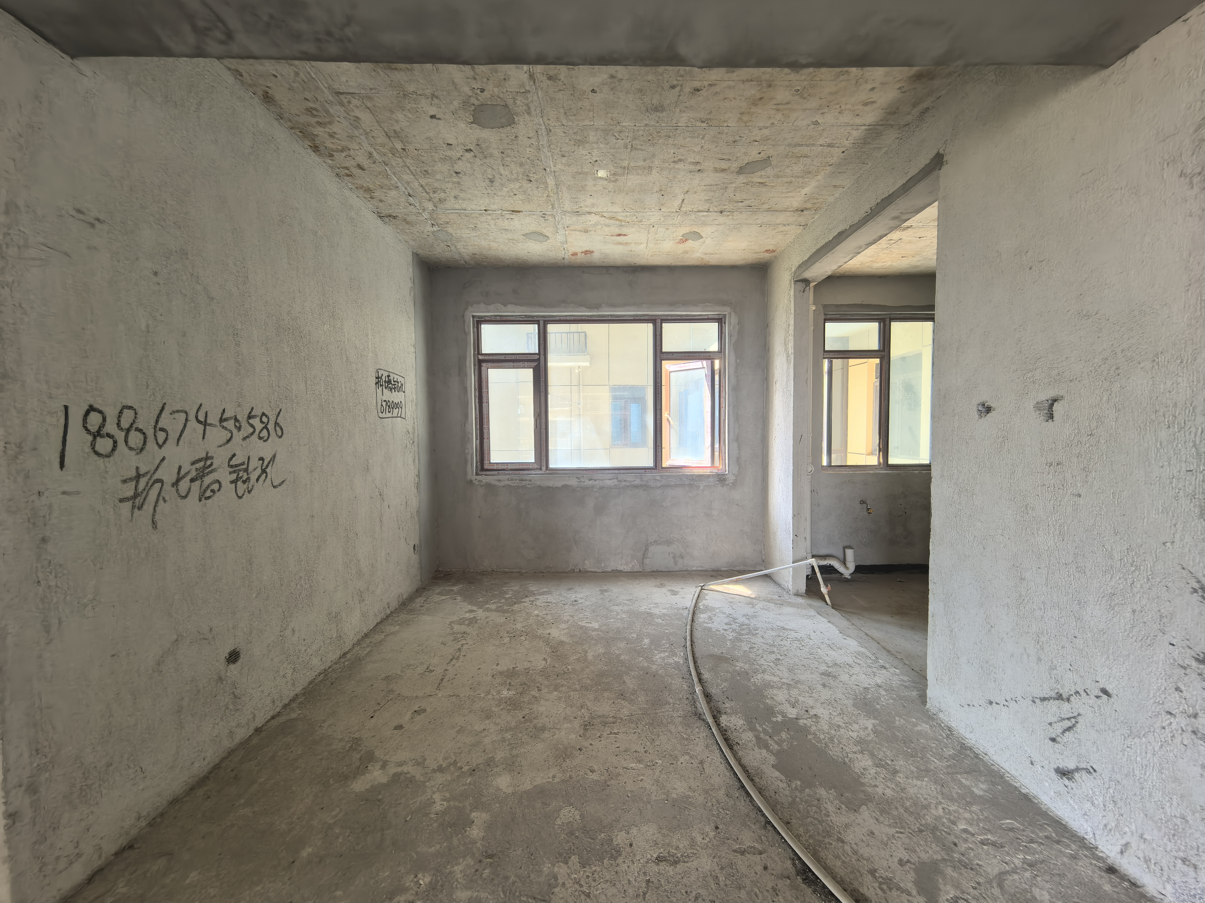 石化大院  4室2厅2卫    88.0万客厅