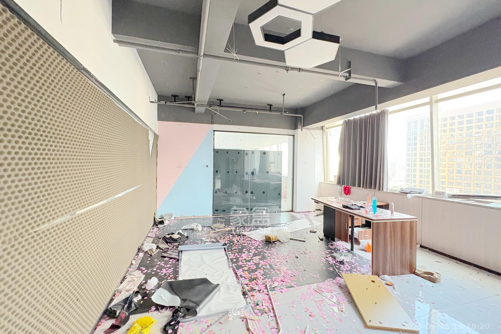 华瑞电子商厦（湖南科佳摄影城）  1室1厅1卫   673.00万卧室