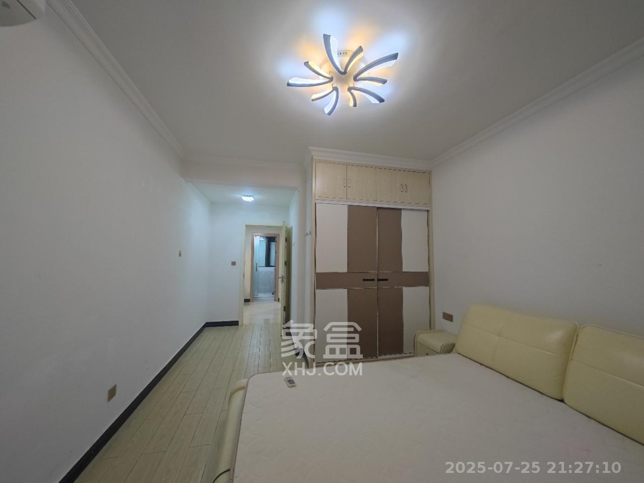 华润凤凰城三期  3室2厅1卫    2300.0元/月室内图