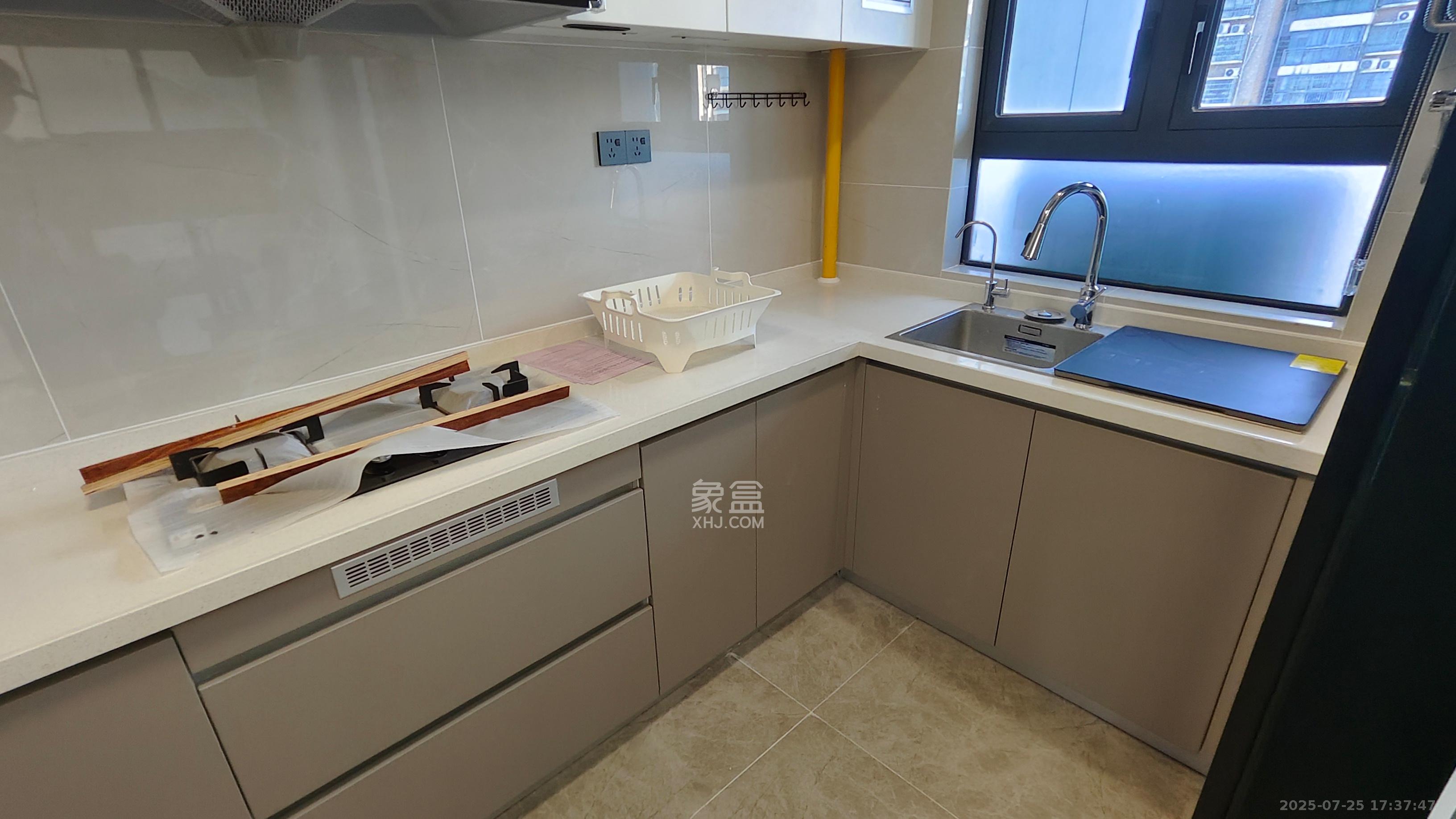 招商麓山府  4室2厅1卫   4300.00元/月室内图