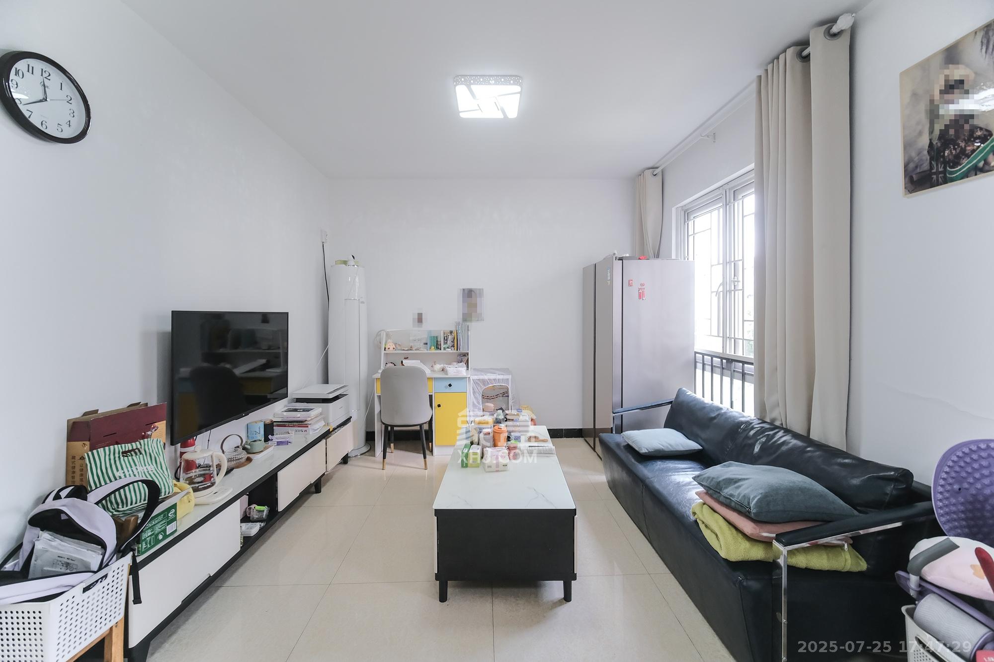 郡原居里 3室2厅1卫 56.8万 郡原居里 3室2厅1卫 56.8万客厅