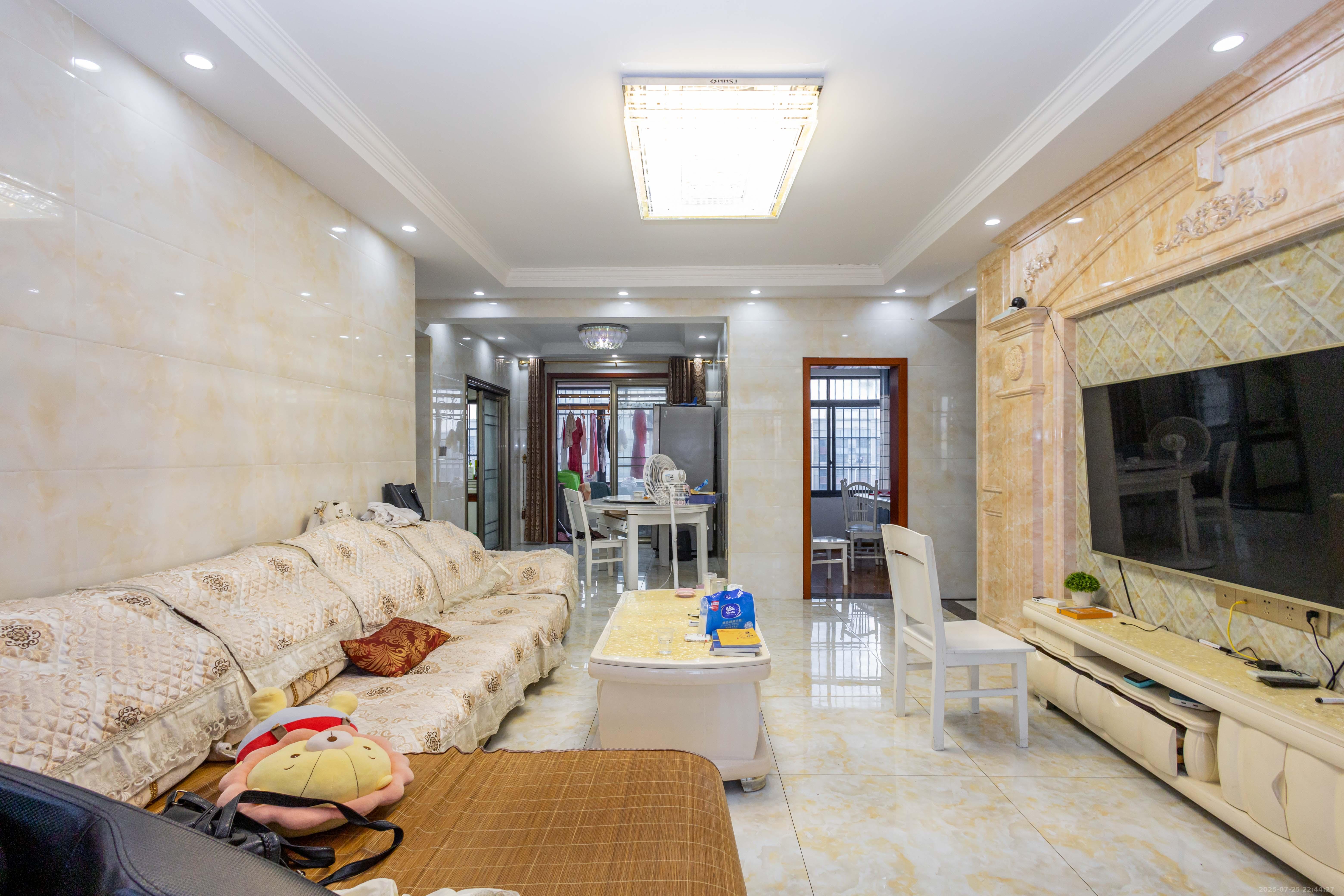 辉宏橄榄城  4室2厅2卫    74.0万 辉宏橄榄城  4室2厅2卫    74.0万客厅