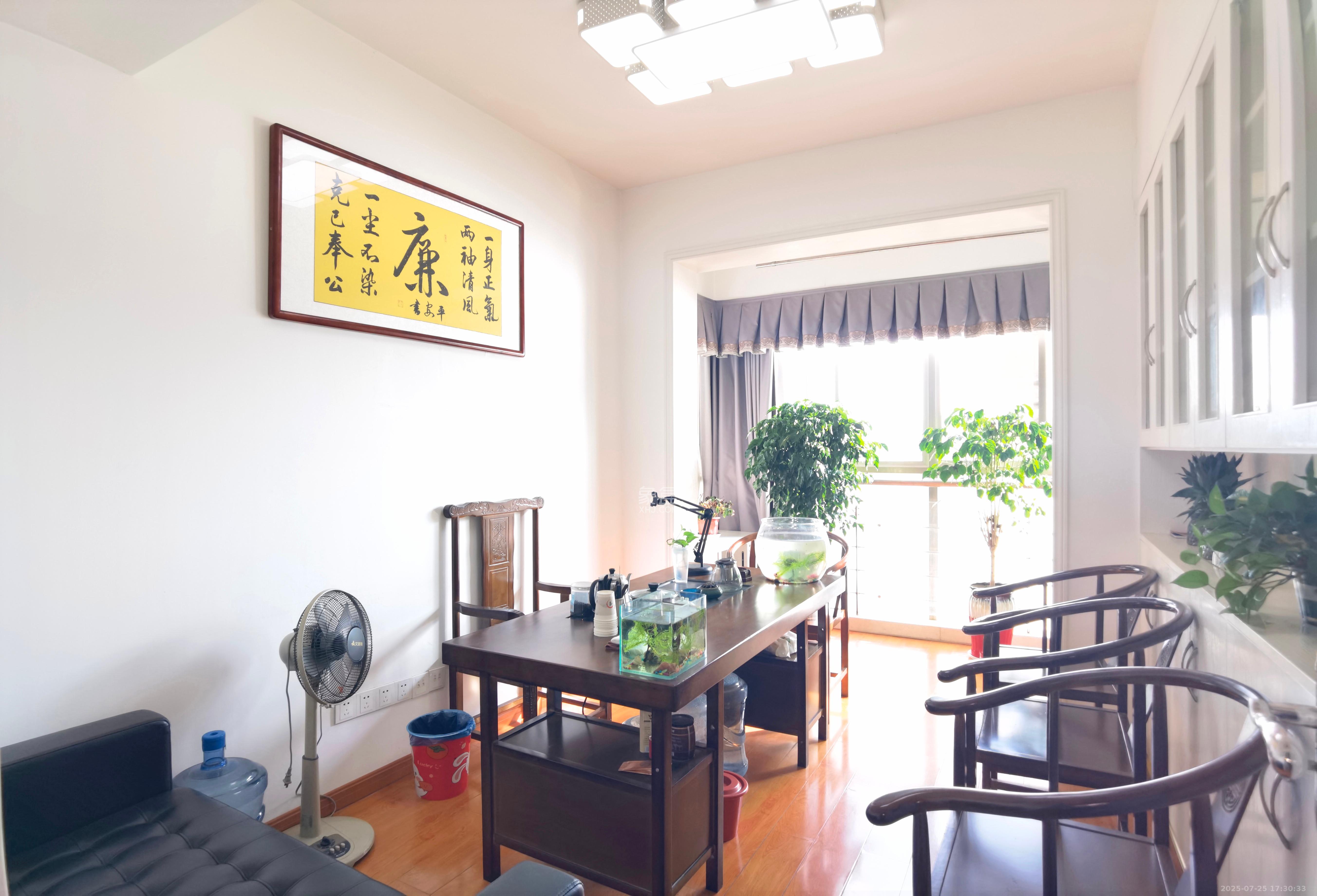 金色屋顶  4室2厅2卫   8000.00元/月室内图