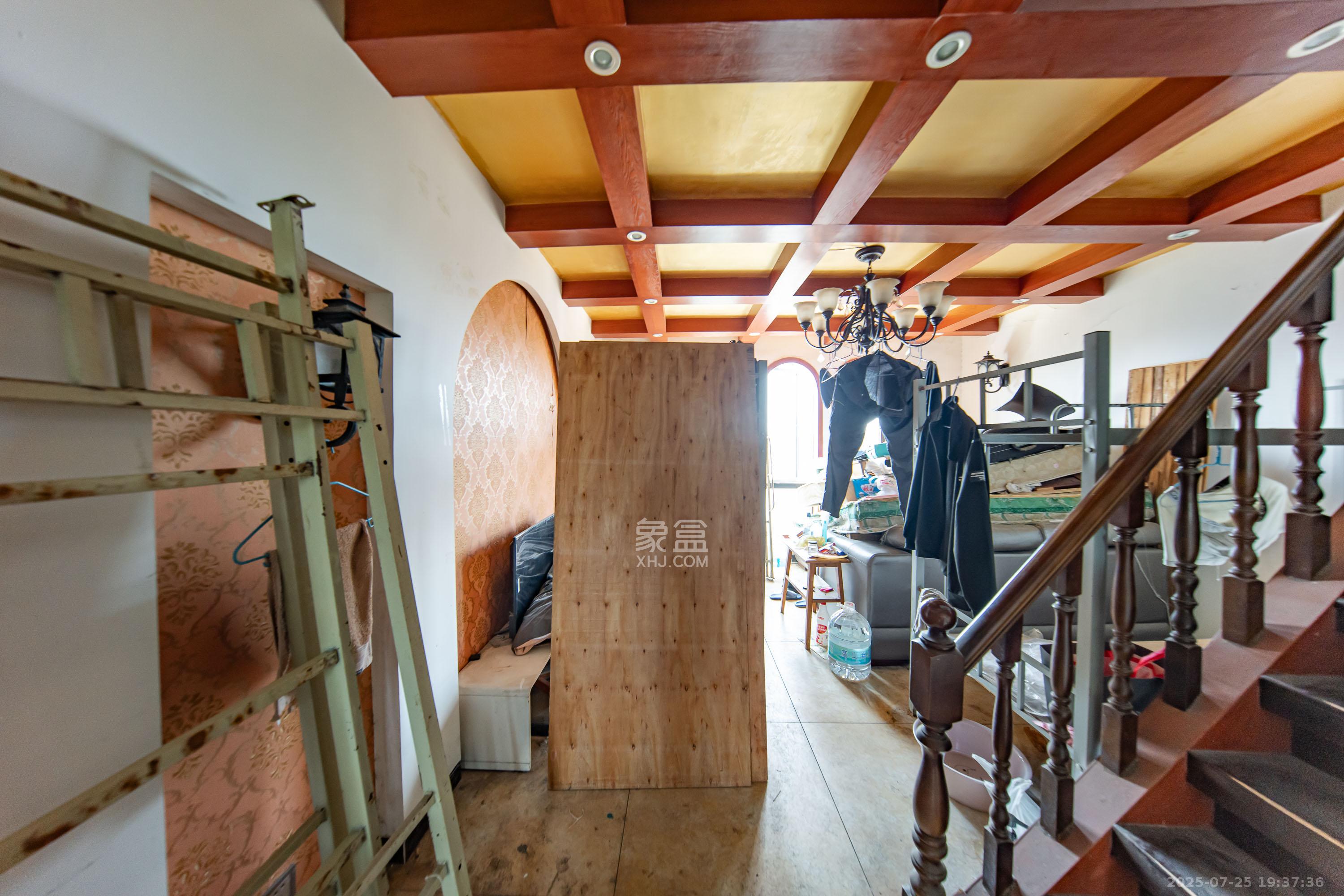 中建麓山和苑  5室2厅2卫    78.0万 中建麓山和苑  5室2厅2卫    78.0万客厅