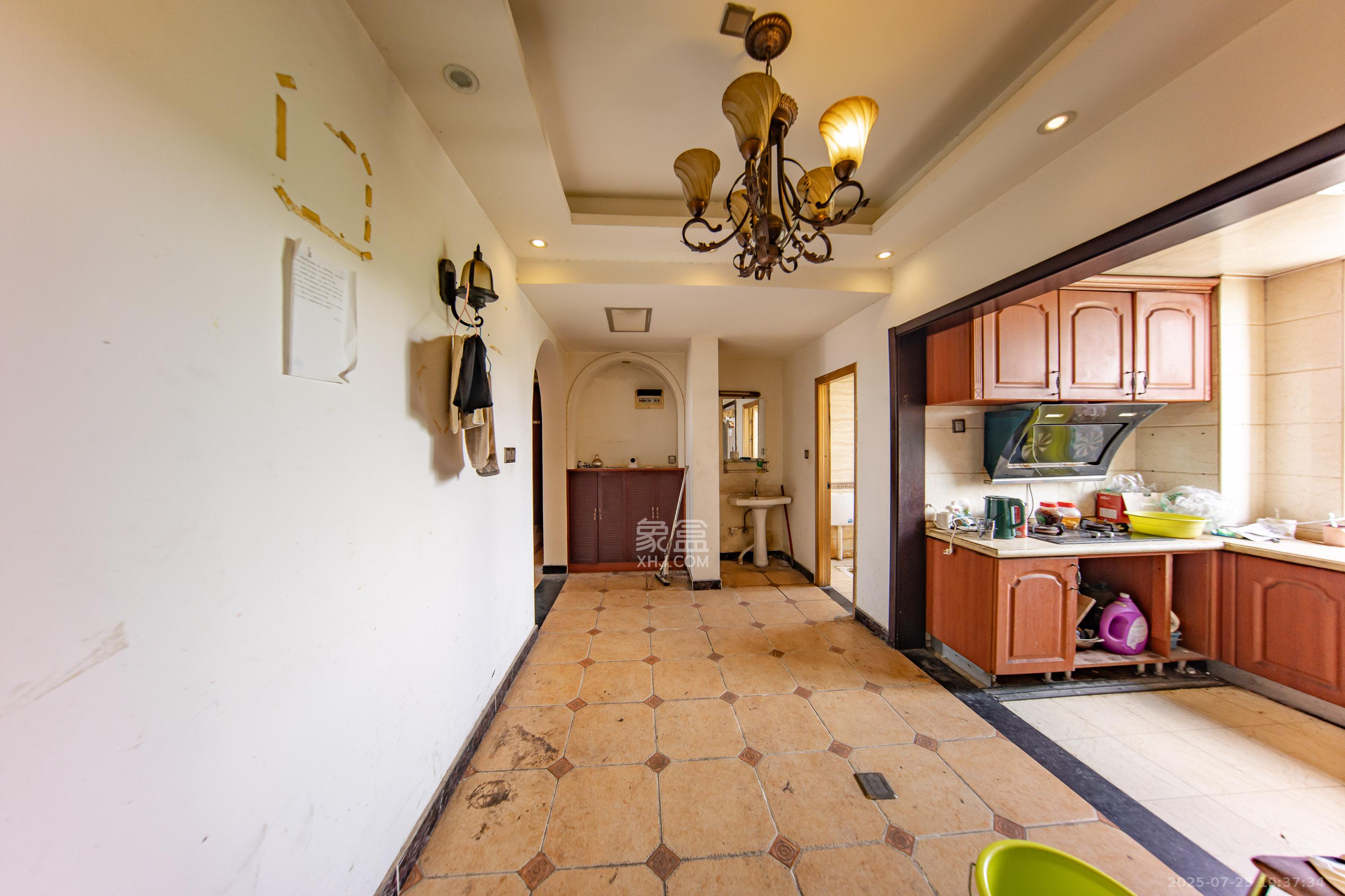 中建麓山和苑  5室2厅2卫    78.0万 中建麓山和苑  5室2厅2卫    78.0万客厅