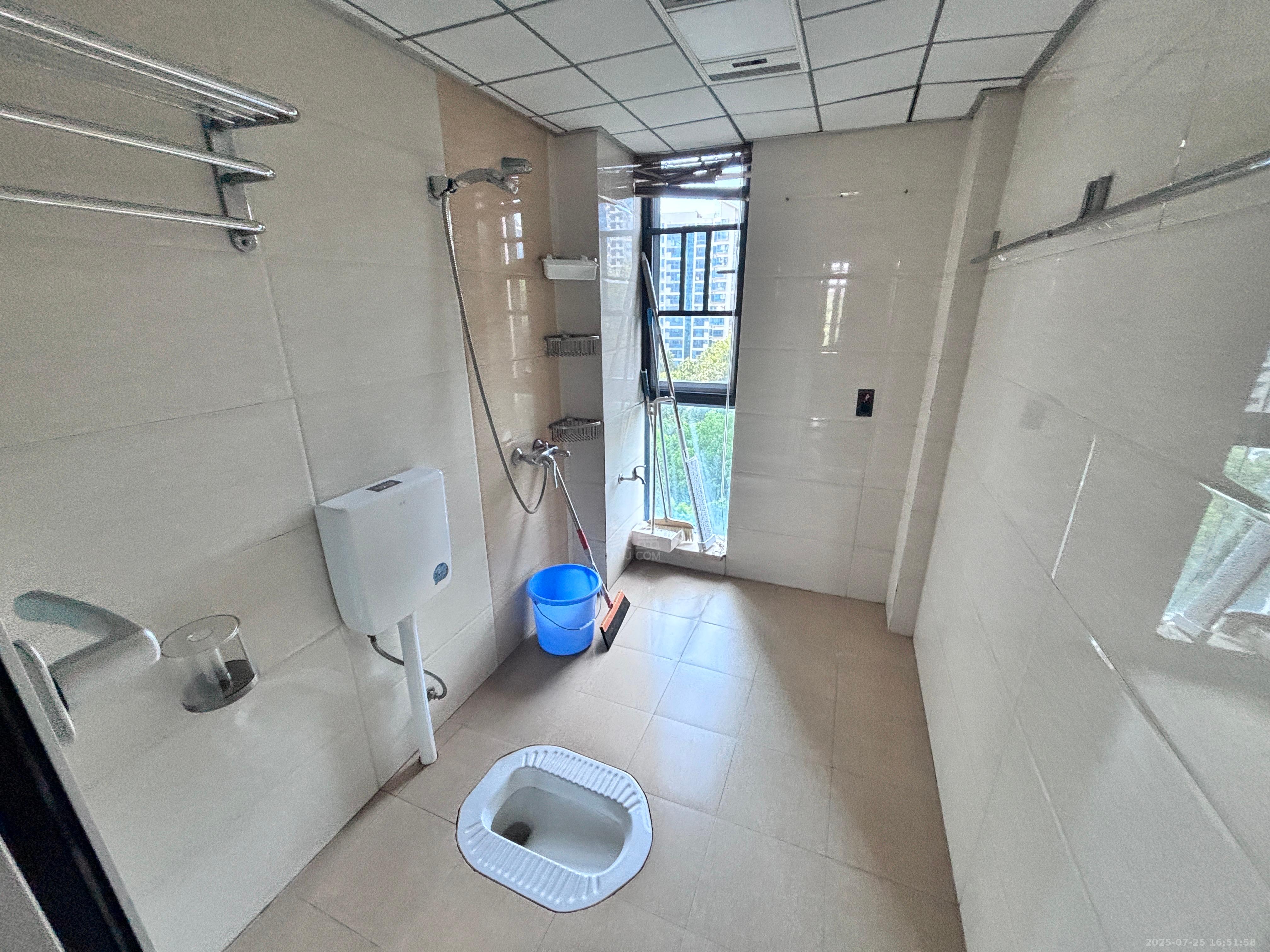 山水国际 3室2厅2卫 2100.0元/月 山水国际 3室2厅2卫 2100.0元/月室内图