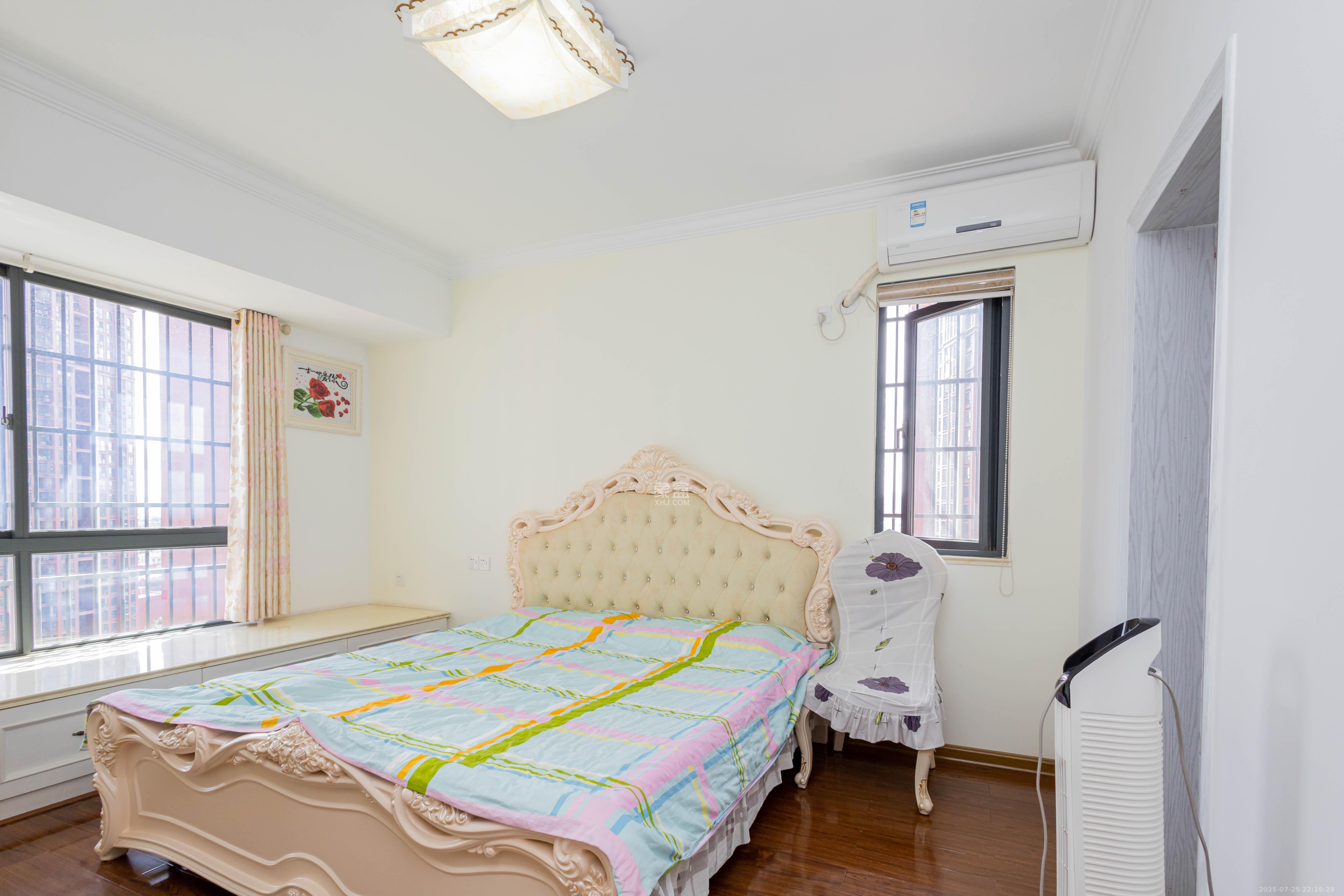 海德公园  4室2厅2卫    91.8万卧室