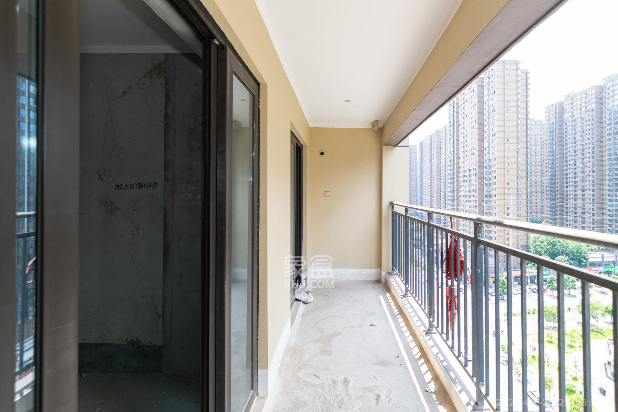 金辉优步学府 3室2厅2卫 65.0万 金辉优步学府 3室2厅2卫 65.0万阳台