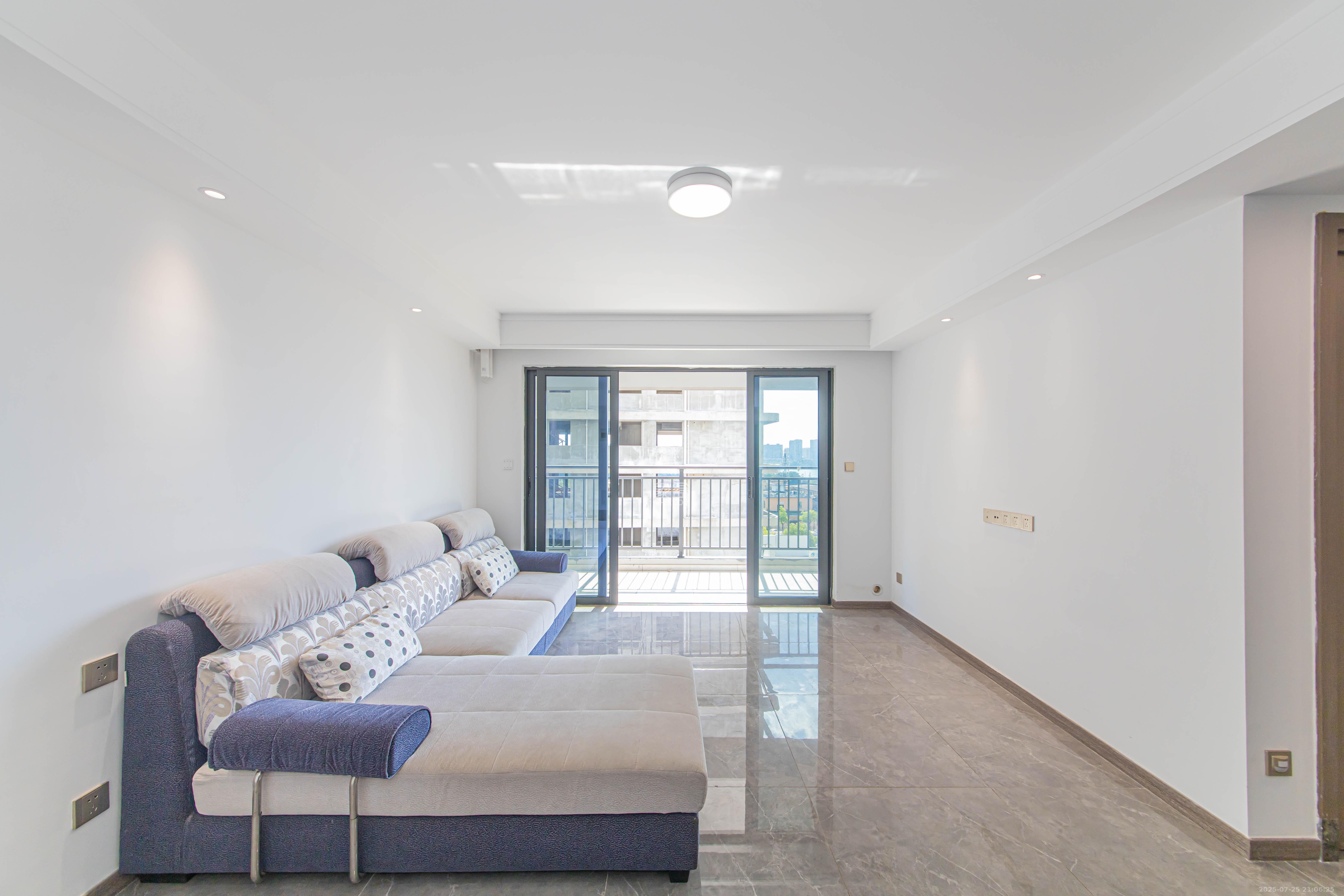 江悦和鸣 3室2厅2卫 209.80万 江悦和鸣 3室2厅2卫 209.80万客厅