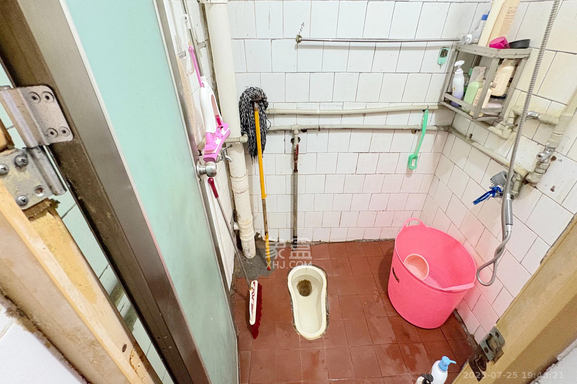 燕山街社区  3室2厅1卫   65.00万卫生间