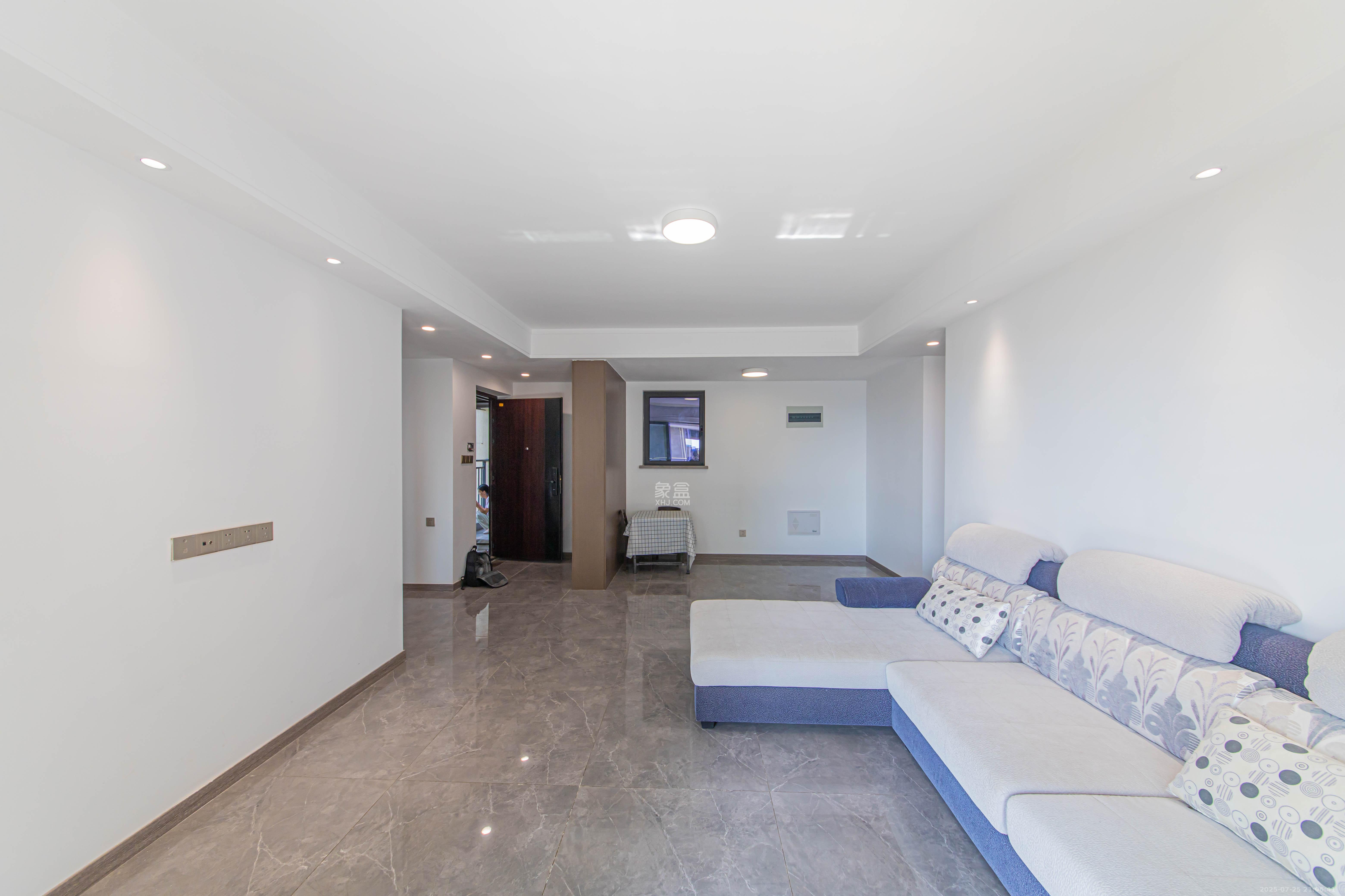 江悦和鸣 3室2厅2卫 209.80万 江悦和鸣 3室2厅2卫 209.80万客厅