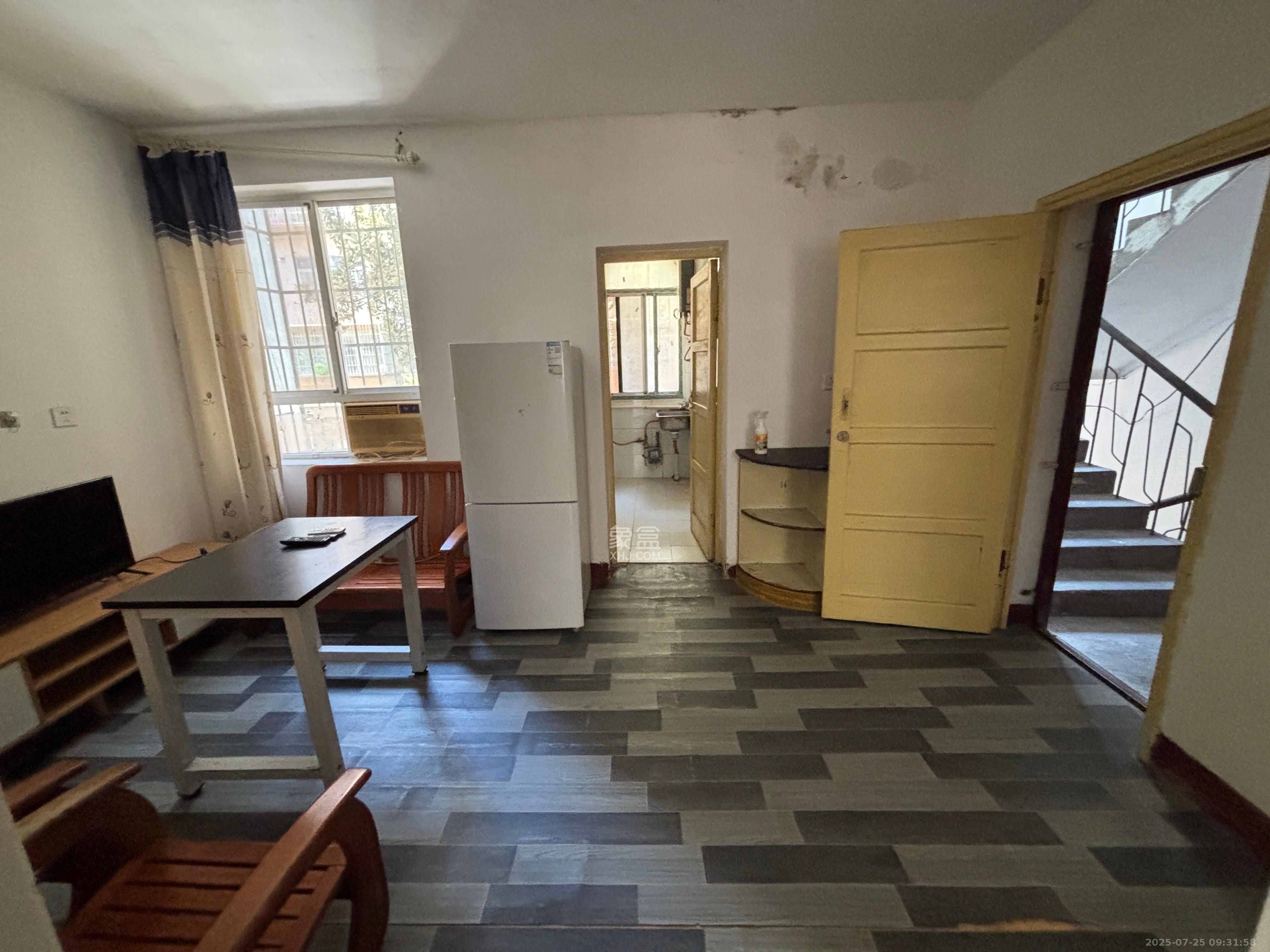 油铺街社区人造板厂宿舍  2室1厅1卫    1800.0元/月 油铺街社区人造板厂宿舍  2室1厅1卫    1800.0元/月室内图1