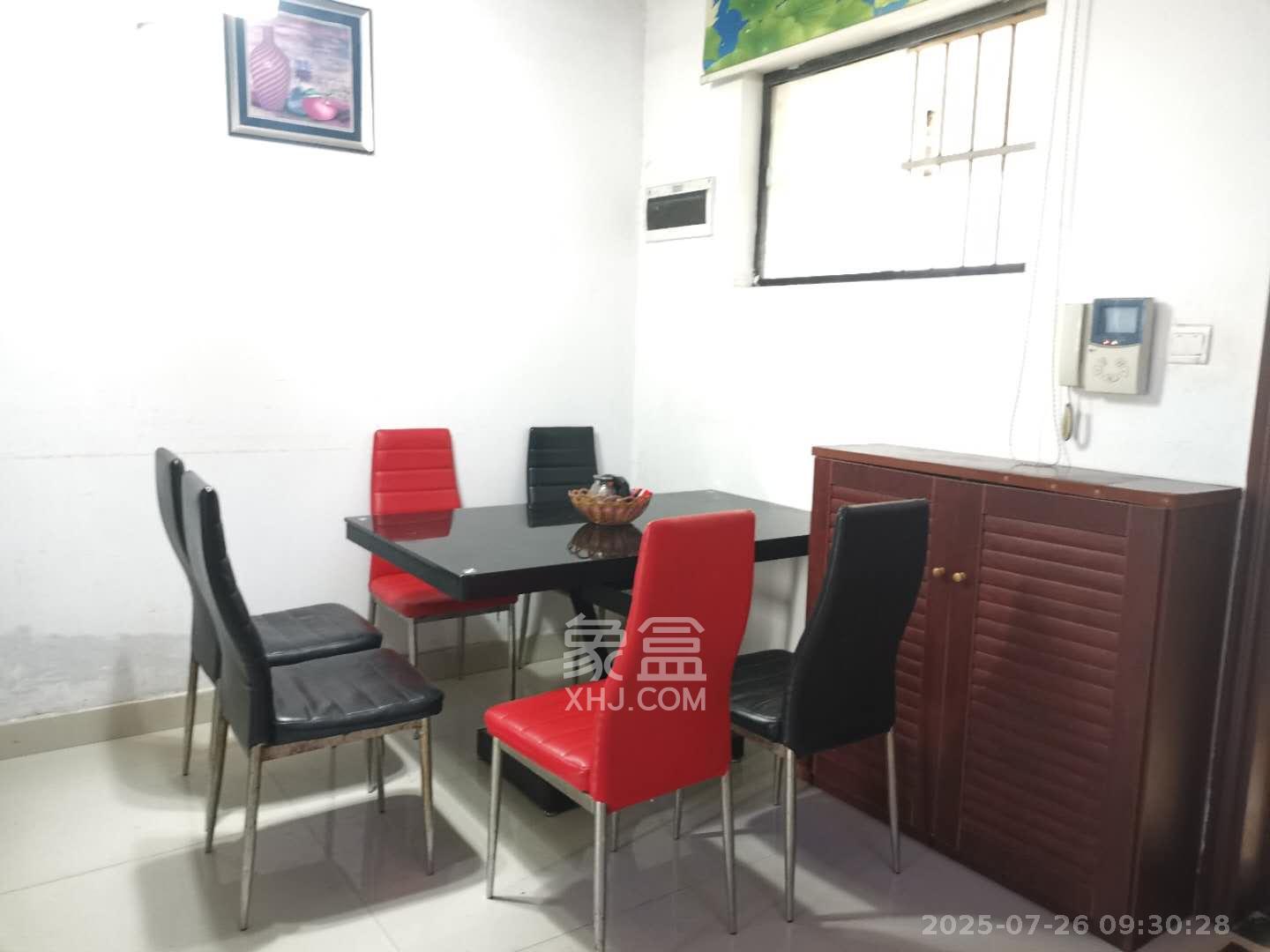 三一街区 3室2厅1卫 1300.0元/月 三一街区 3室2厅1卫 1300.0元/月室内图