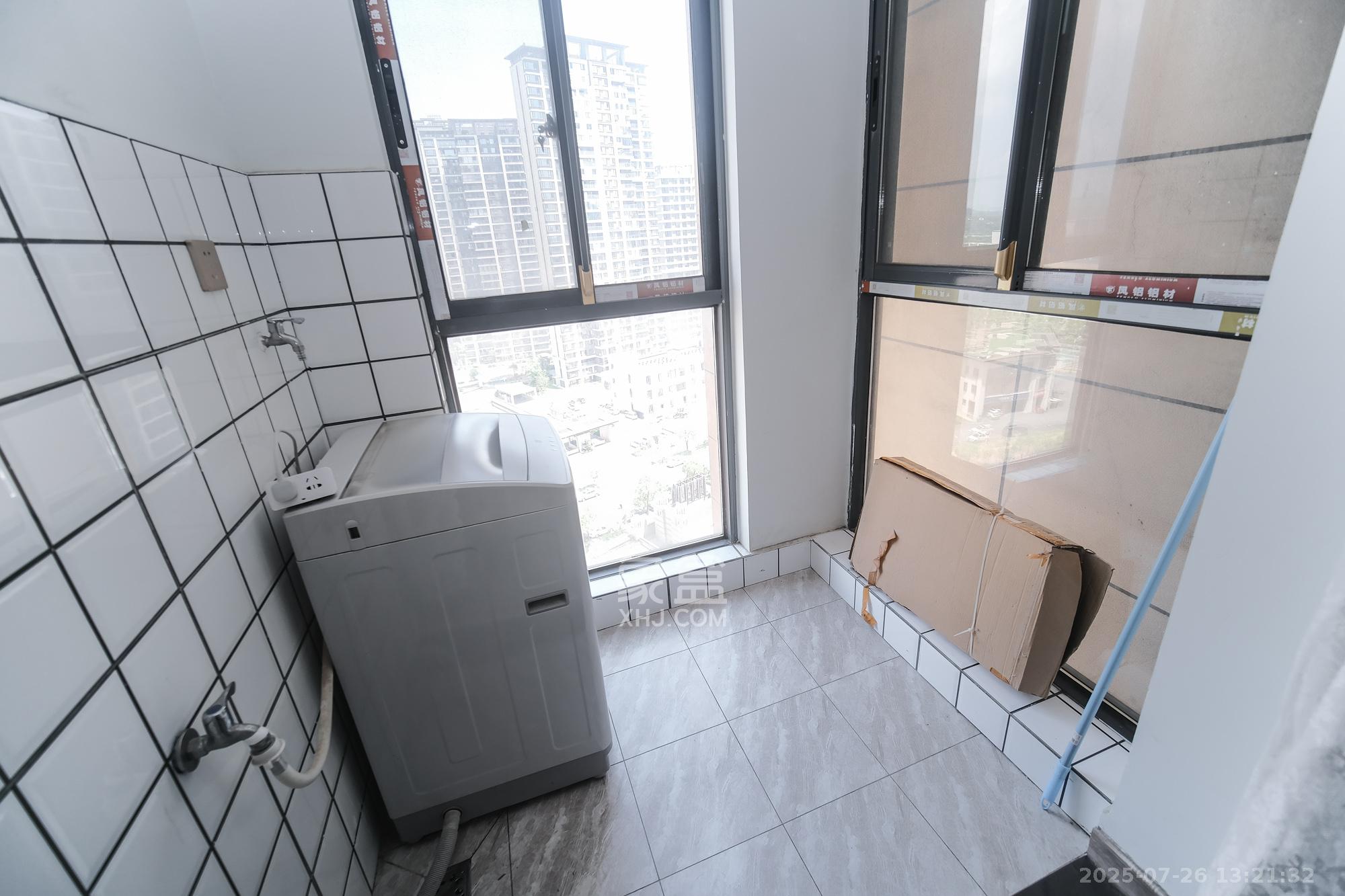 荣盛花语城 3室2厅1卫 68.0万 荣盛花语城 3室2厅1卫 68.0万阳台