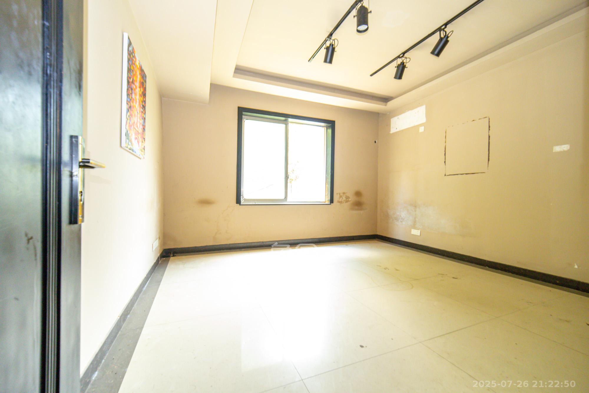 泰格林纸  6室2厅6卫    498.0万 泰格林纸  6室2厅6卫    498.0万卧室