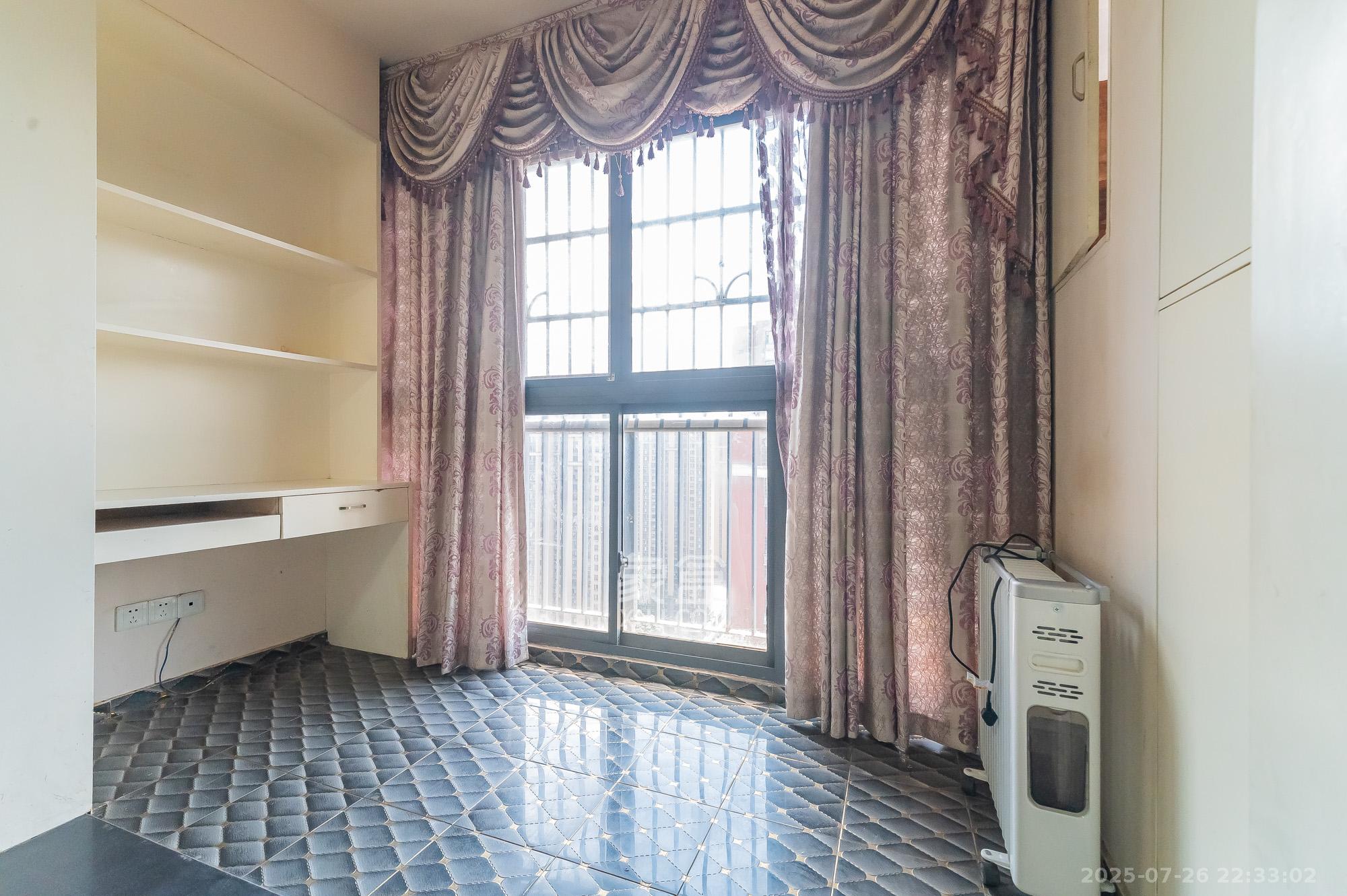 华润凤凰城二期  2室2厅1卫    47.0万阳台