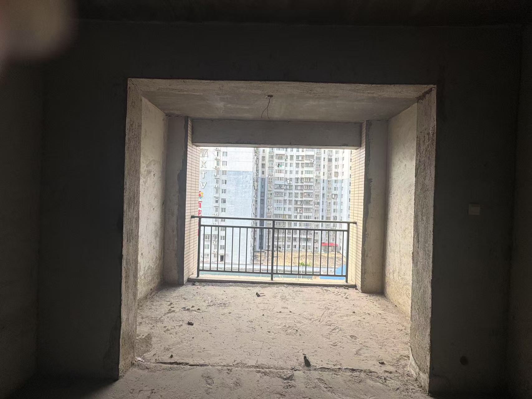 龙泰熙城 3室2厅2卫 39.80万 龙泰熙城 3室2厅2卫 39.80万客厅