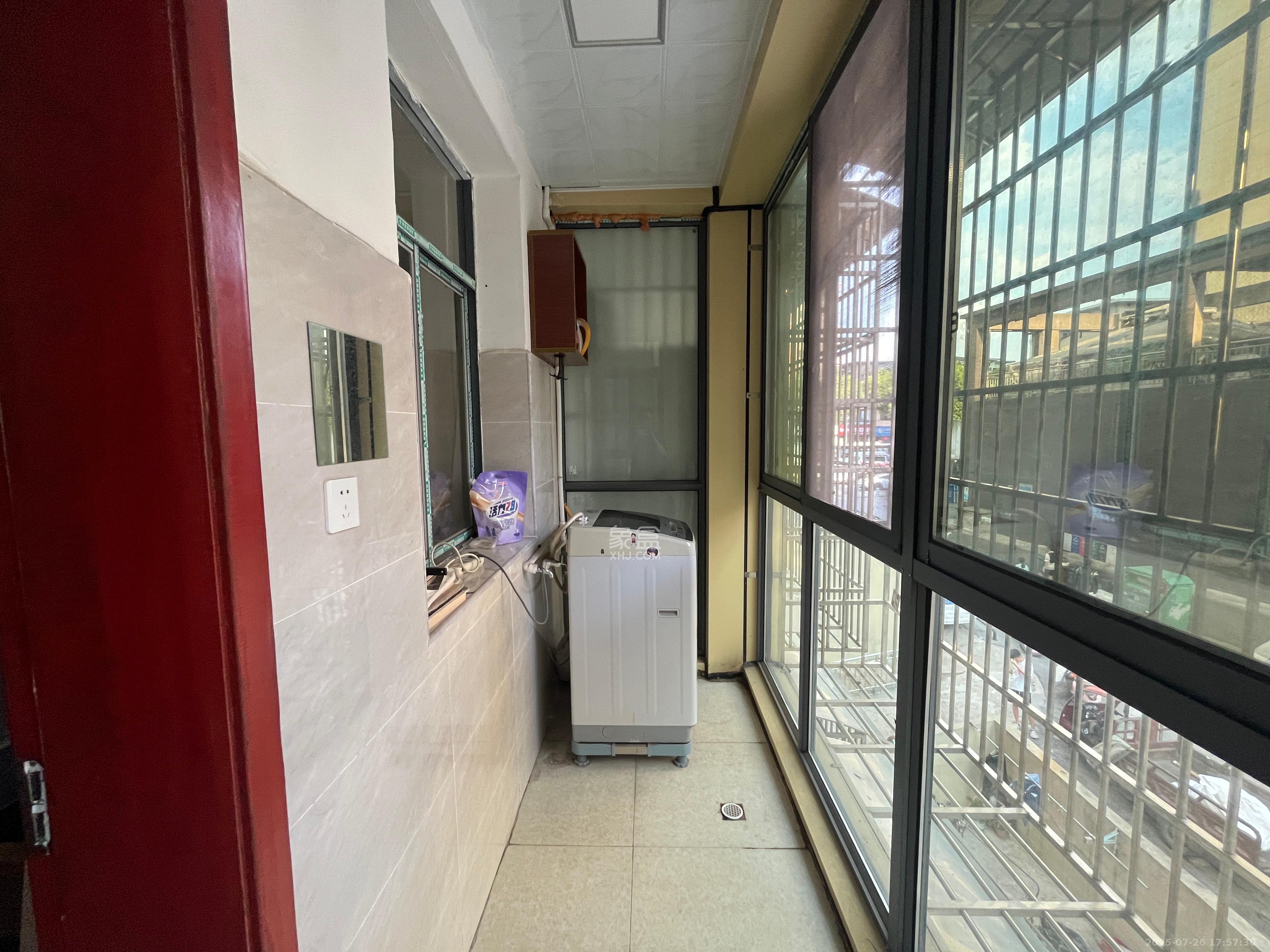 东风二村社区绸厂宿舍 1室1厅1卫 1600.0元/月 东风二村社区绸厂宿舍 1室1厅1卫 1600.0元/月室内图